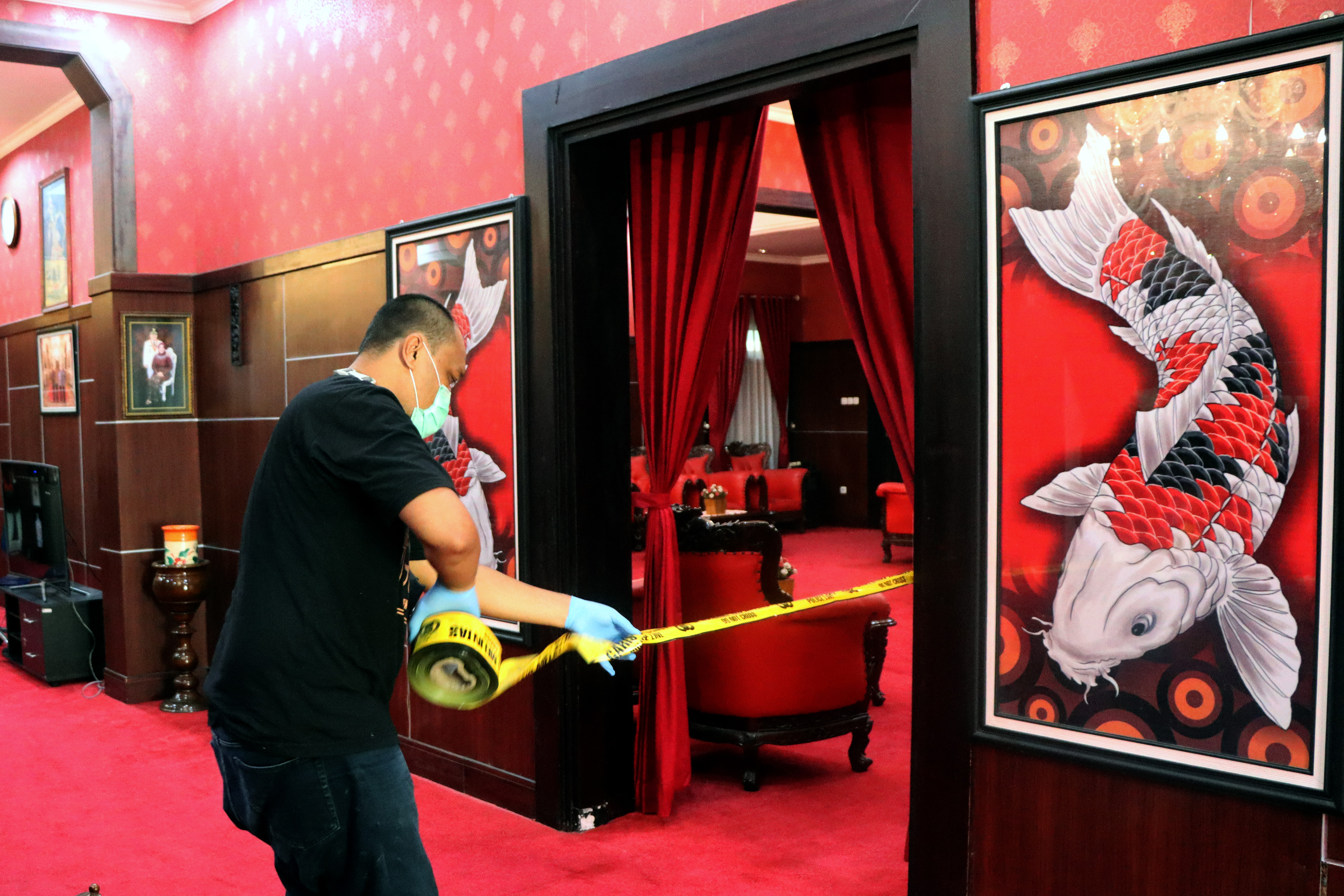 Salah satu ruangan rumah dinas Wali Kota Blitar, Jawa Timur, dipasang garis polisi setelah terjadi perampokan, Senin (12/12).