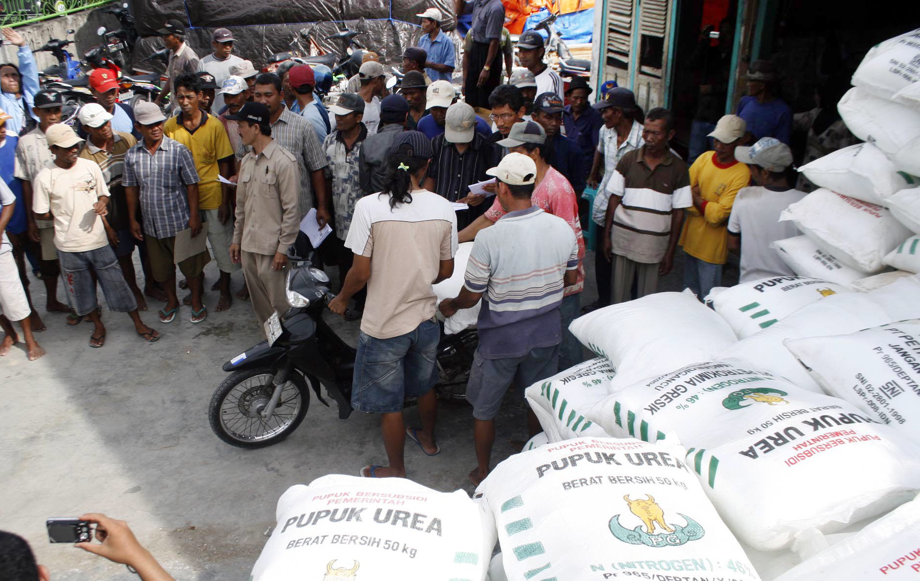 Petani antre membeli pupuk bersubsidi di penyalur pupuk.