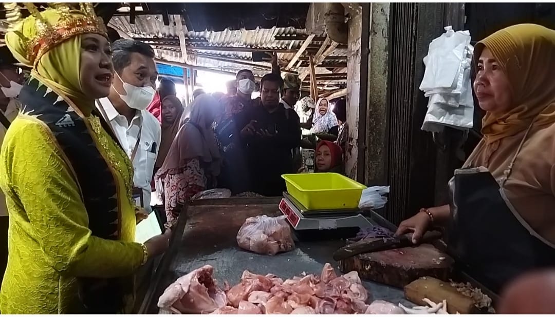 Tim Bank Indonesia Tegal memantau harga kebutuhan pokok di pasar tradisional