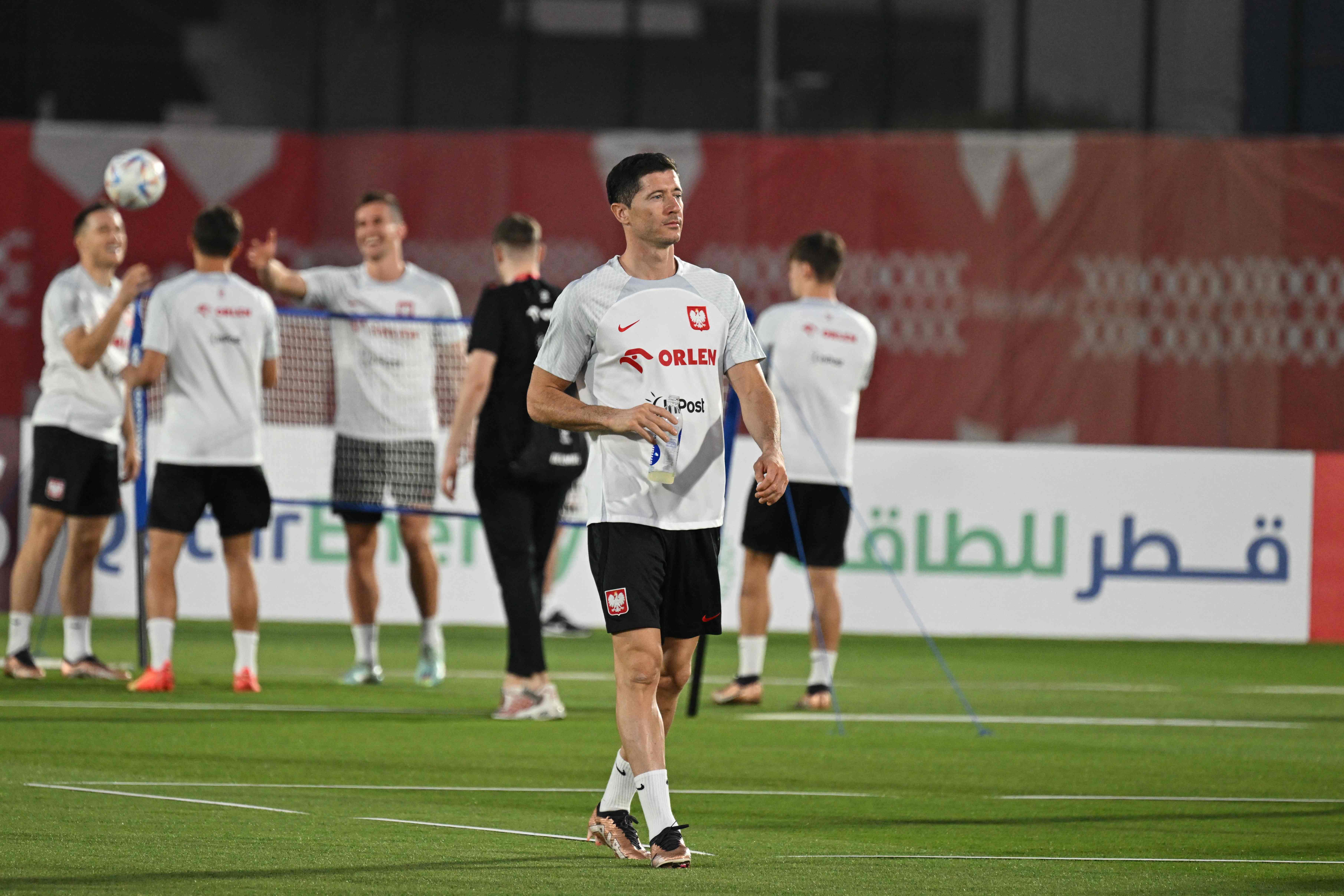 Para pemain Polandia menjalani sesi latihan di Pusat kebugaran milik Al Kharaitiyat SC, Doha, Qatar.