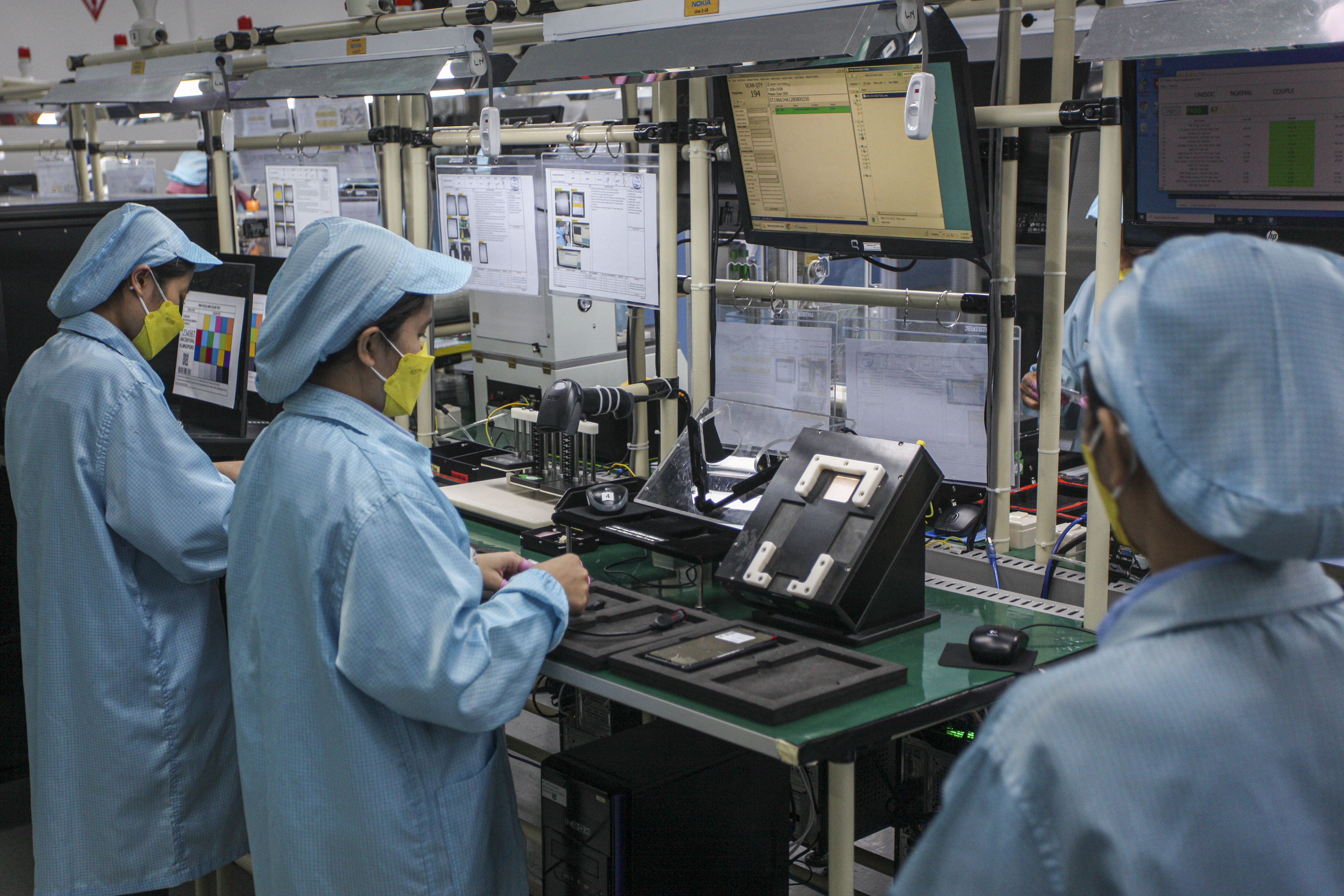 Pekerja melakukan perakitan ponsel cerdas di PT Sat Nusapersada, Kota Batam, Kepulauan Riau, Selasa (8/11).