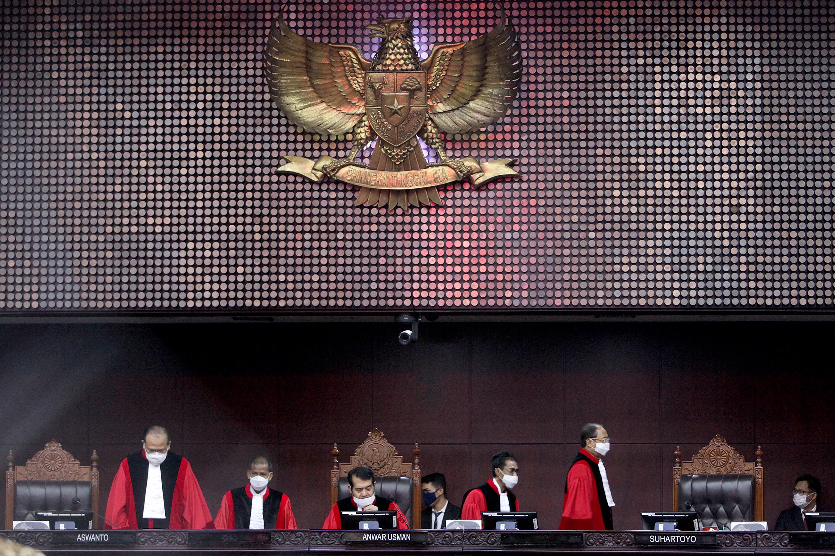 Potret sejumlah hakim Mahkamah Konstitusi bersiap melakukan sidang.