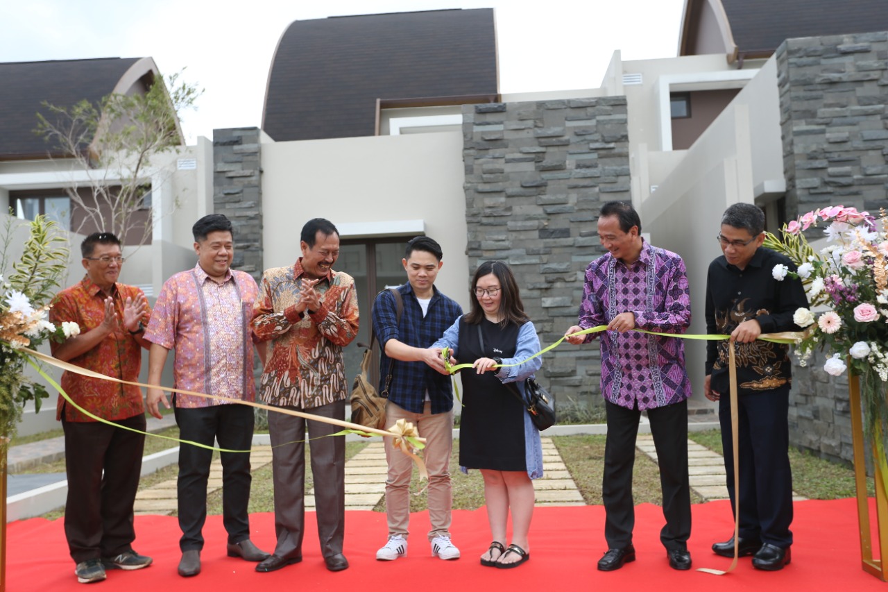 Penyerahan Kluster Everest di Vimala Hills secara simbolis kepada konsumen.