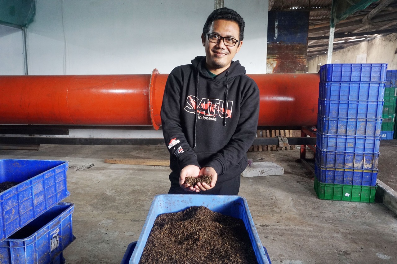 Arky Gilang Wahab penerima Satu Indonesia Awards 2021 memperlihatkan produknya yang kini beromzet Rp500 juta/bulan.