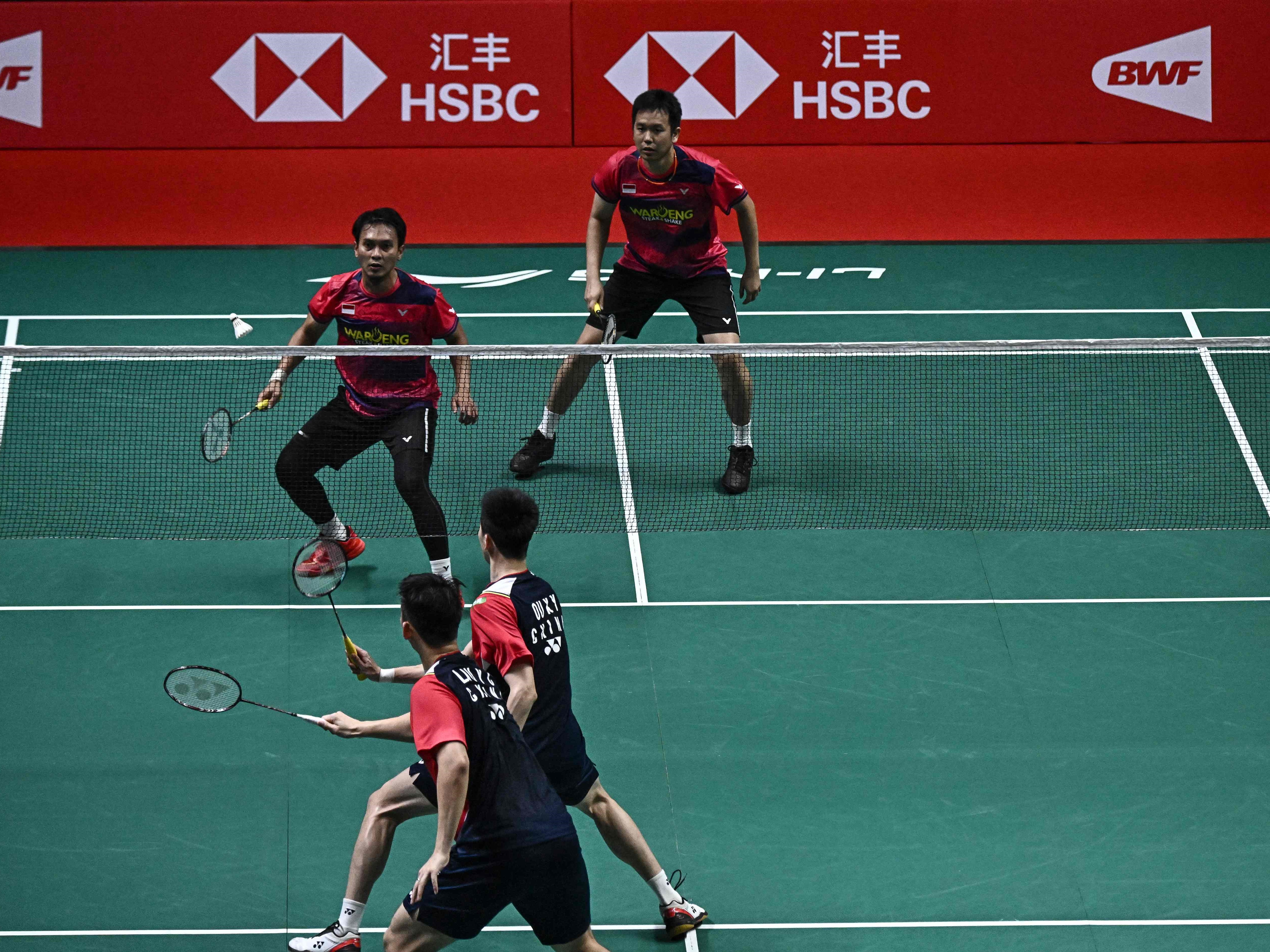 Hendra Setiawan (atas kanan) dan Mohammad Ahsan (kiri) dari Indonesia bertanding melawan Liu Yuchen dan Ou Xuanyi dari Tiongkok pada final.