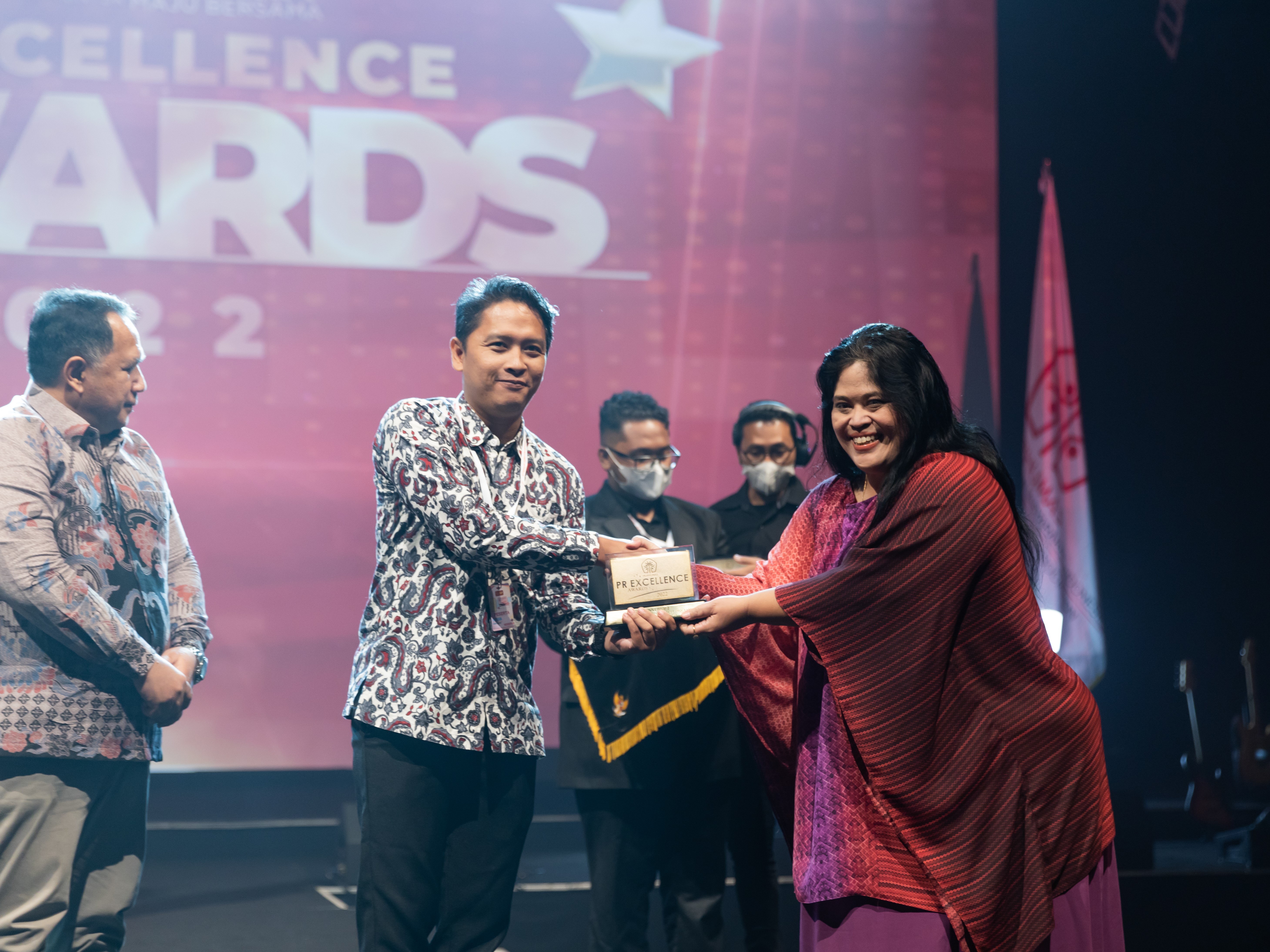 Dewan Penasihat Perhumas Veronica Ken Adiani Windoe (kanan) menyerahkan penghargaan kepada Manajer Corcom Sicepat Rangga Andriana.  