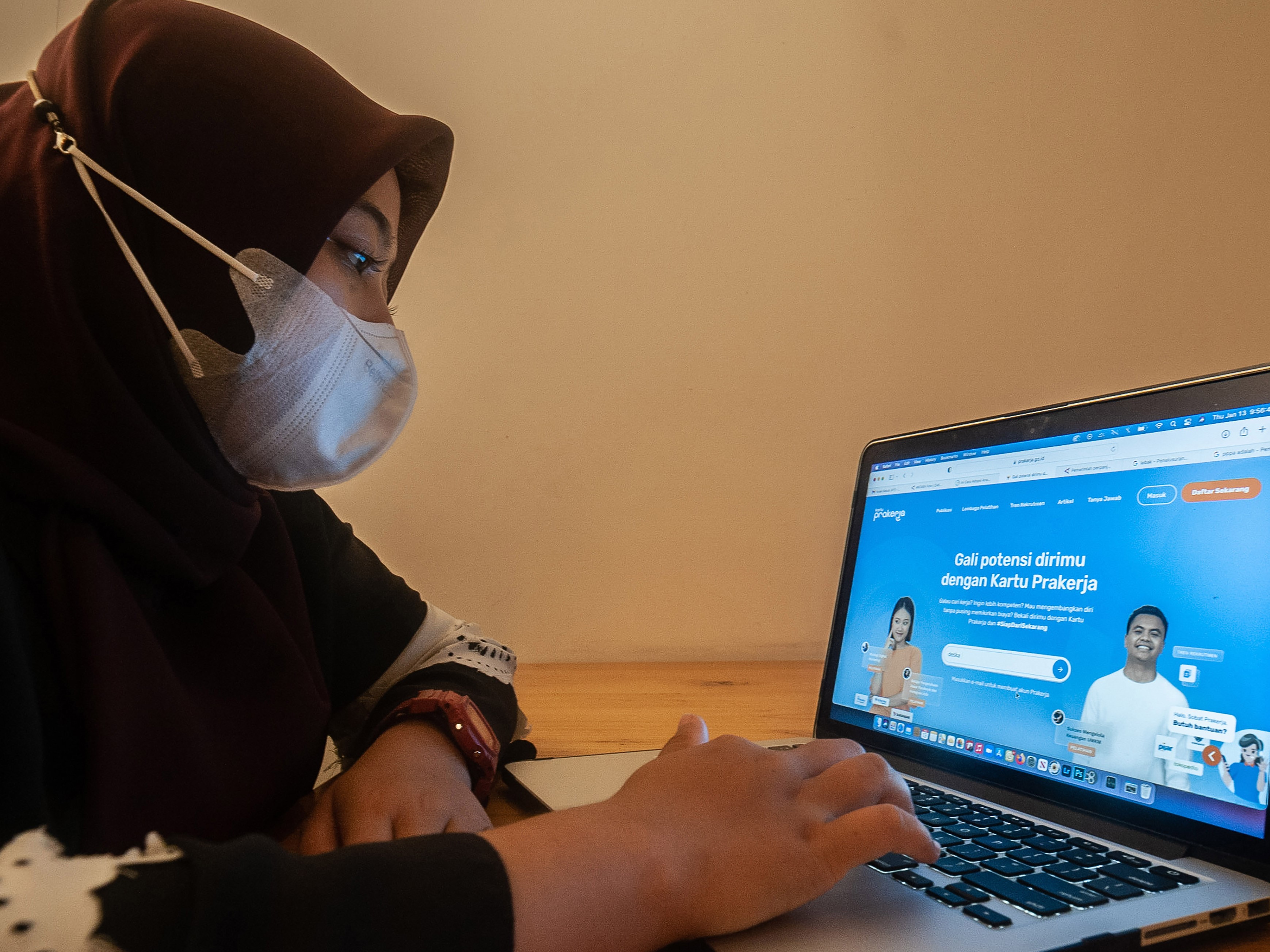 Warga mengakses laman website PraKerja di Rangkasbitung, Lebak, Banten, Jumat (14/1/2022).