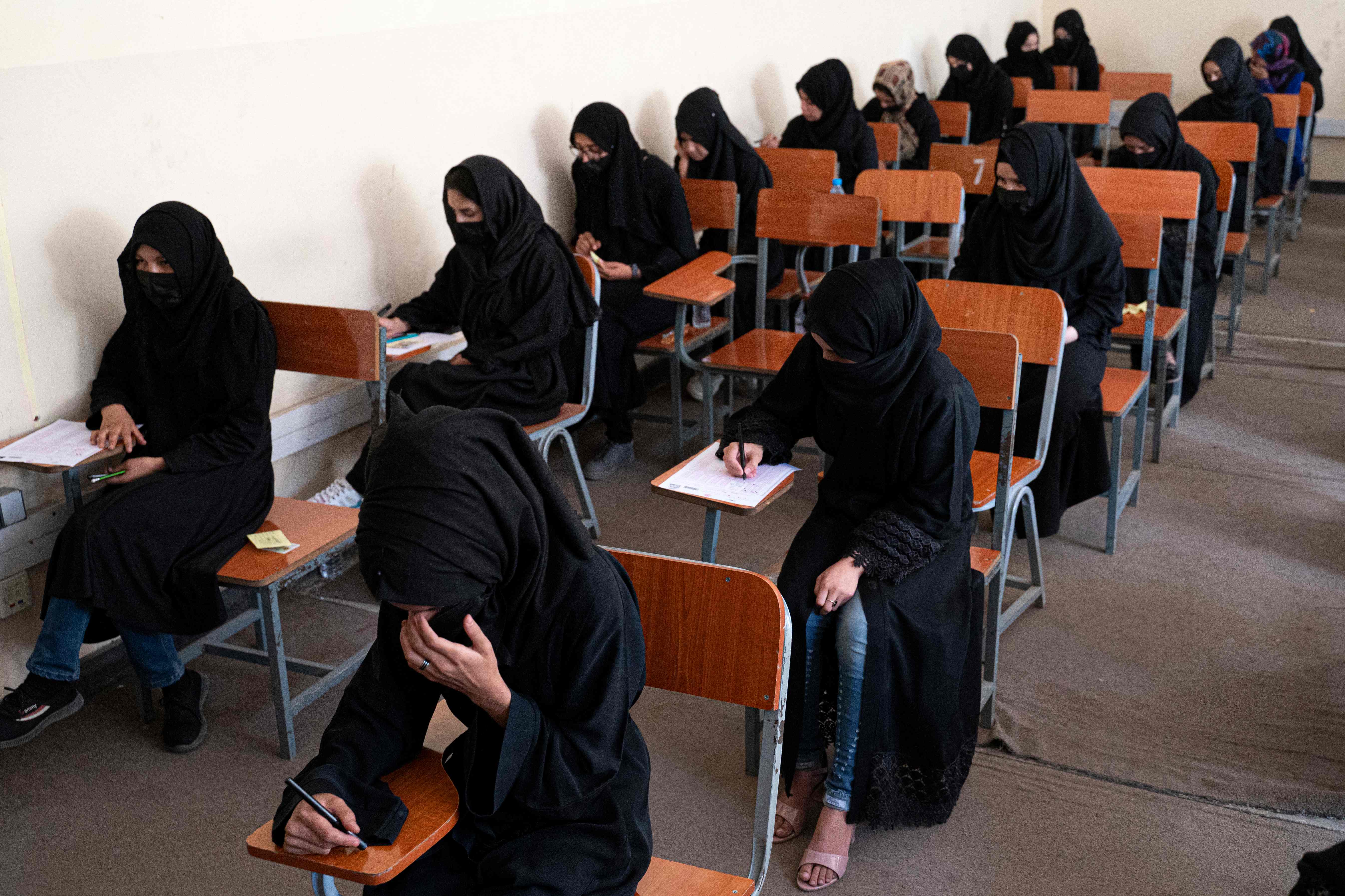 Perempuan Afghanistan ambil bagian dalam ujian masuk perguruan tinggi, 13 Oktober 2022 lalu.