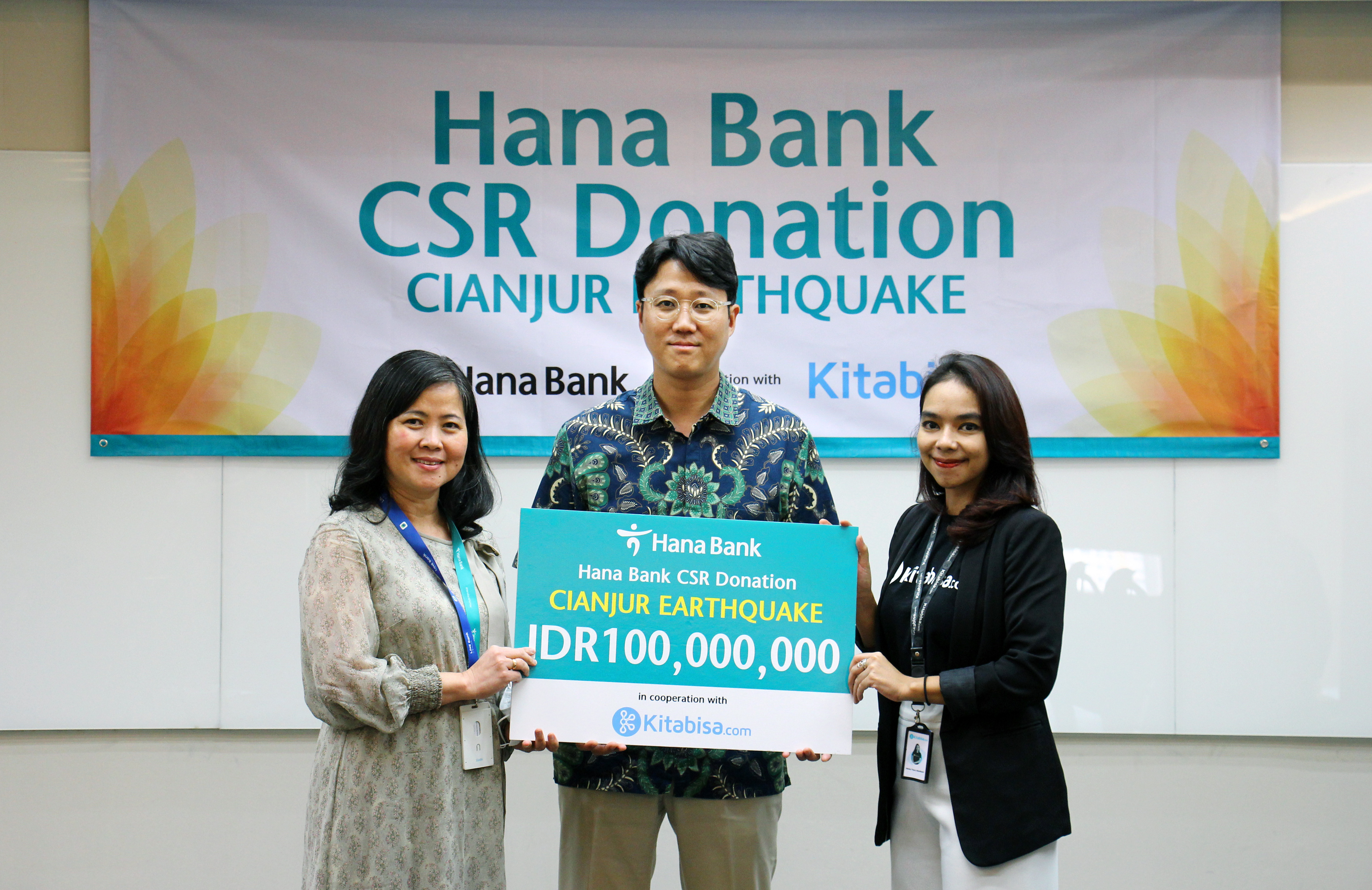 Penyerahan bantuan korban gempa Cianjur oleh Hana Bank.
