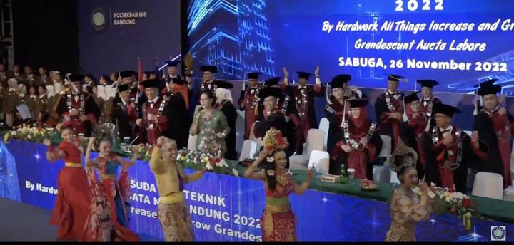 Flashmob dan goyang bersama memeriahkan wisuda Poltekpar NHI Bandung