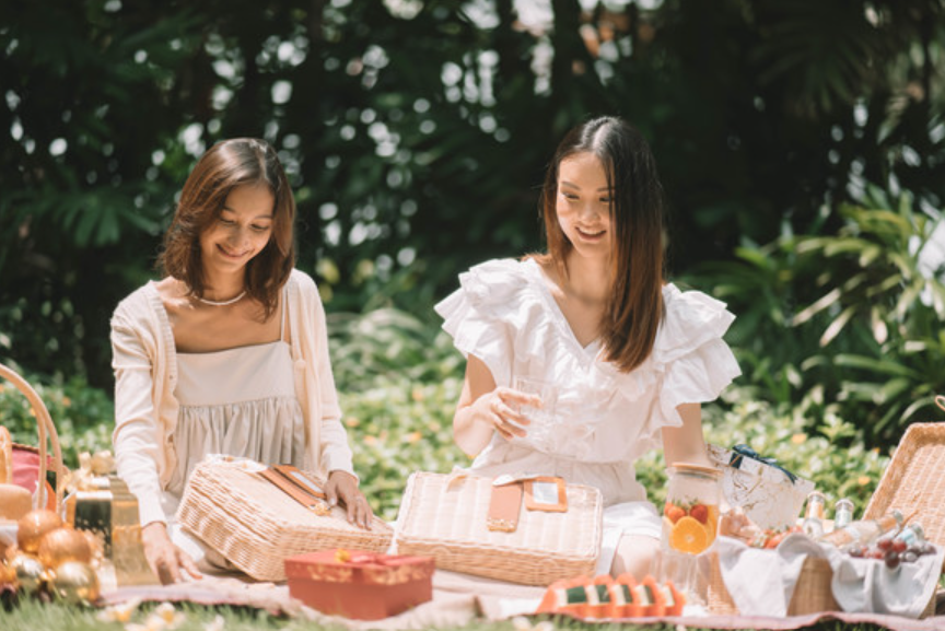 Bingkisan Natal dari La Patisserie Sheraton Surabaya berkolaborasi dengan Azarine Cosmetics.