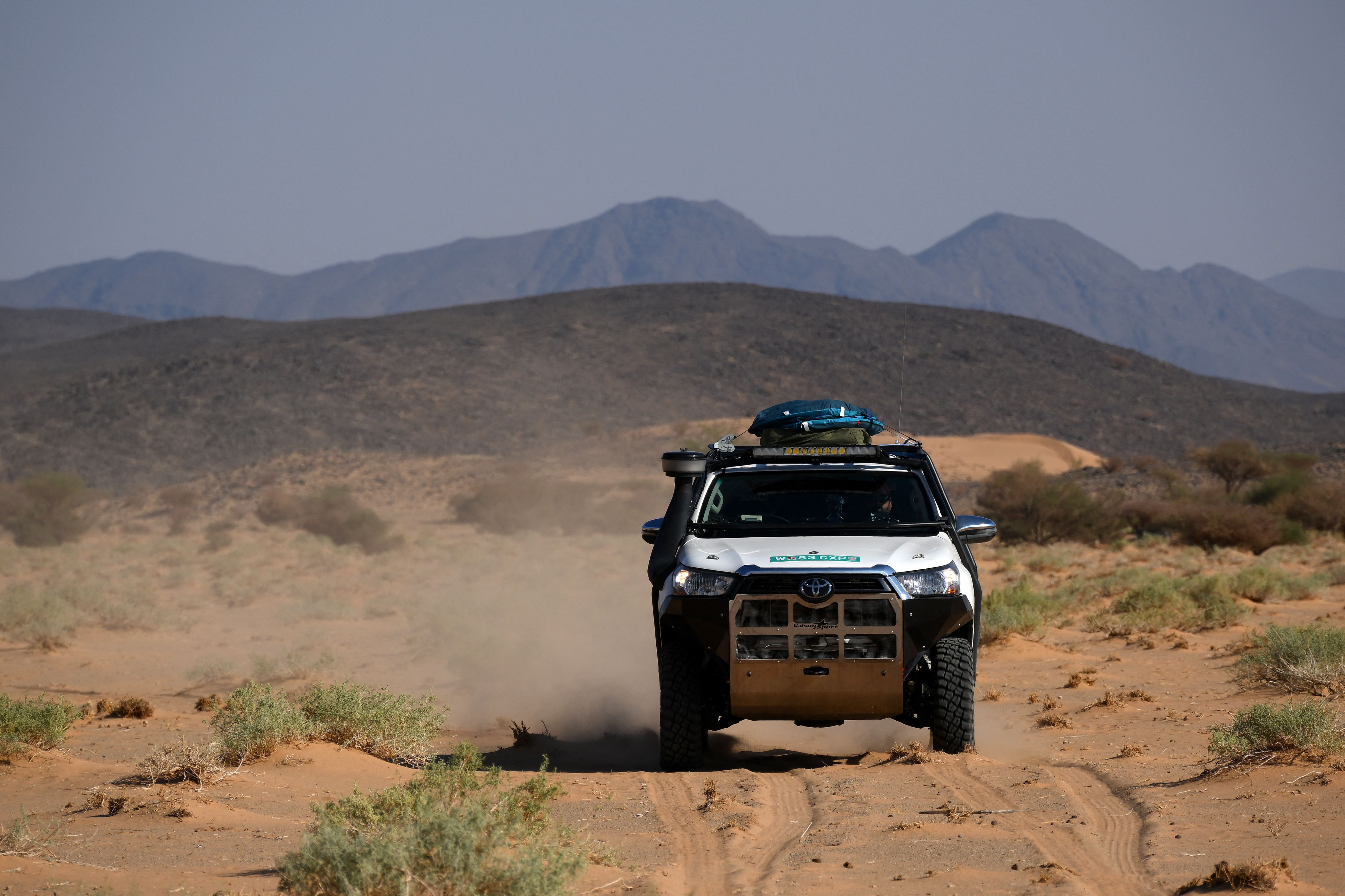 Mobil perintis menjajal rute yang akan digunakan di Reli Dakar 2023.