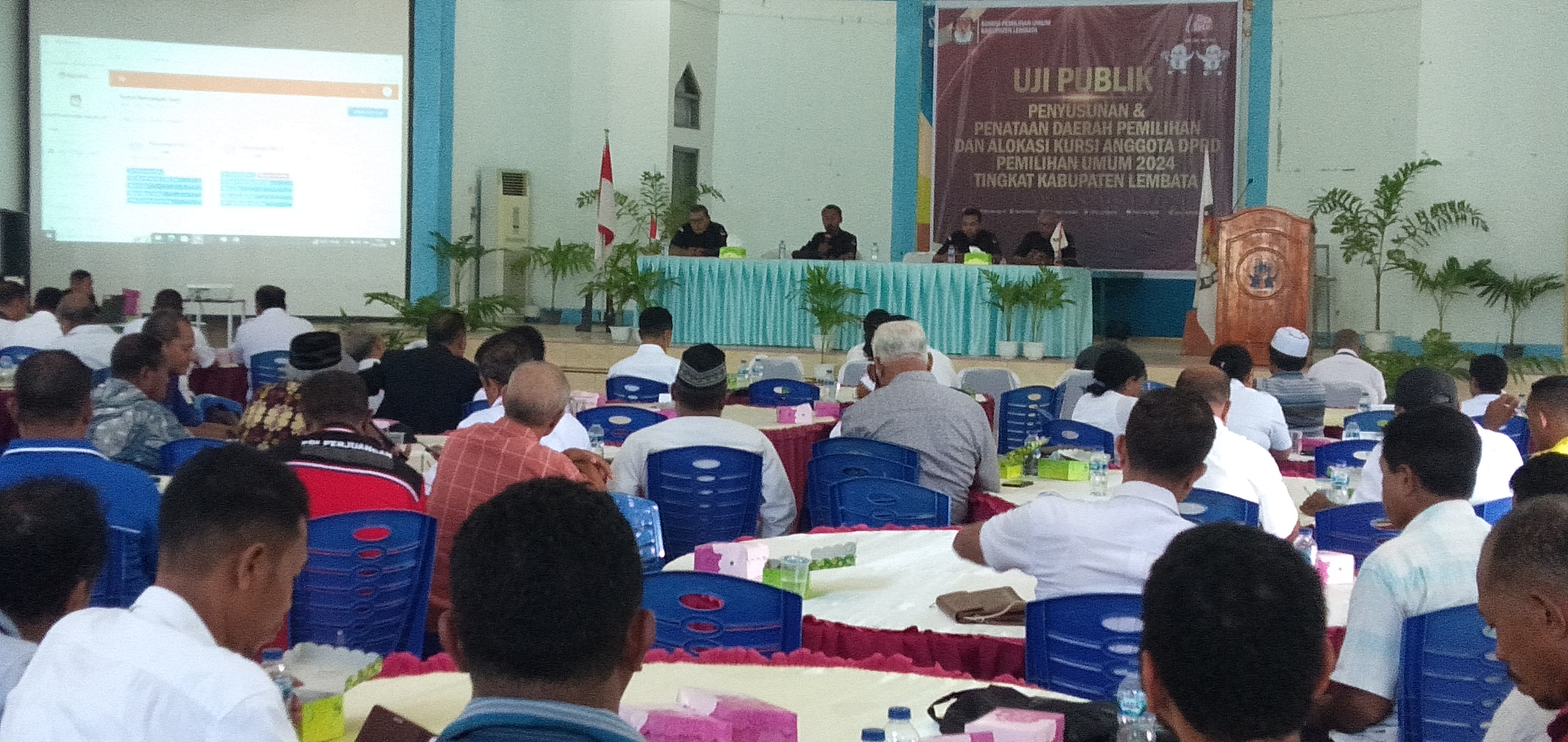 KPU Lembata menggelar uji publik yang berlangsung di aula Kopdit Ankara, kota Lewoleba