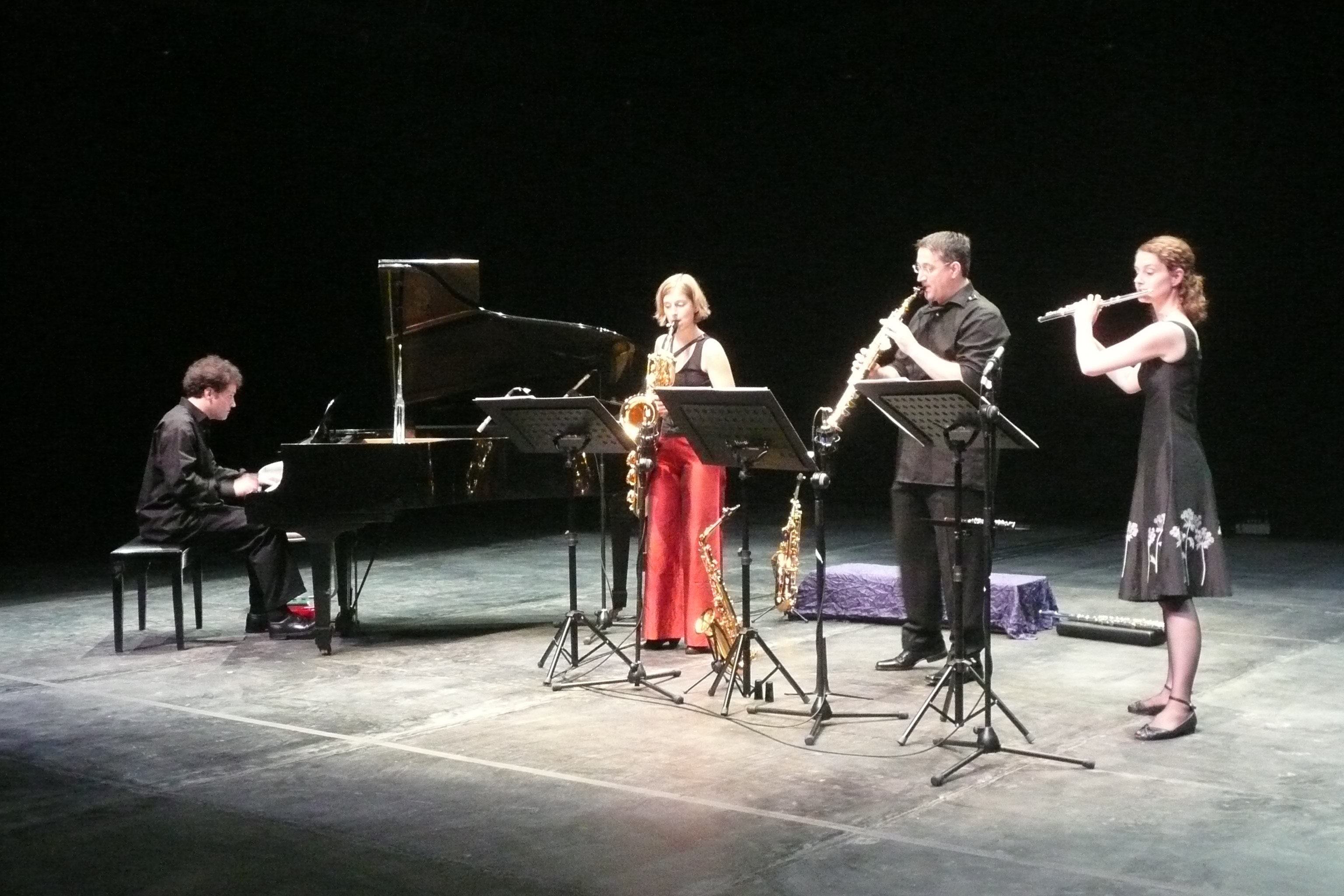 Kelompok musik Ensambel Selisih dari Jerman membawakan komposi untuk suling, 2 saksofon, dan piano berjudul Twitter karya Robin Toan.