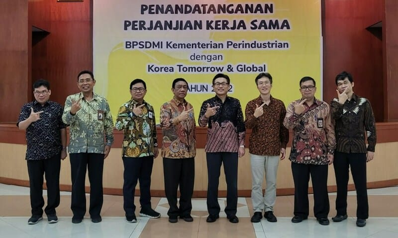 Presiden KT&G Indonesia Yun Sig Jeong dan Kepala BPSDMI Arus Gunawan berfoto bersama seusai penandatangan MoU.  