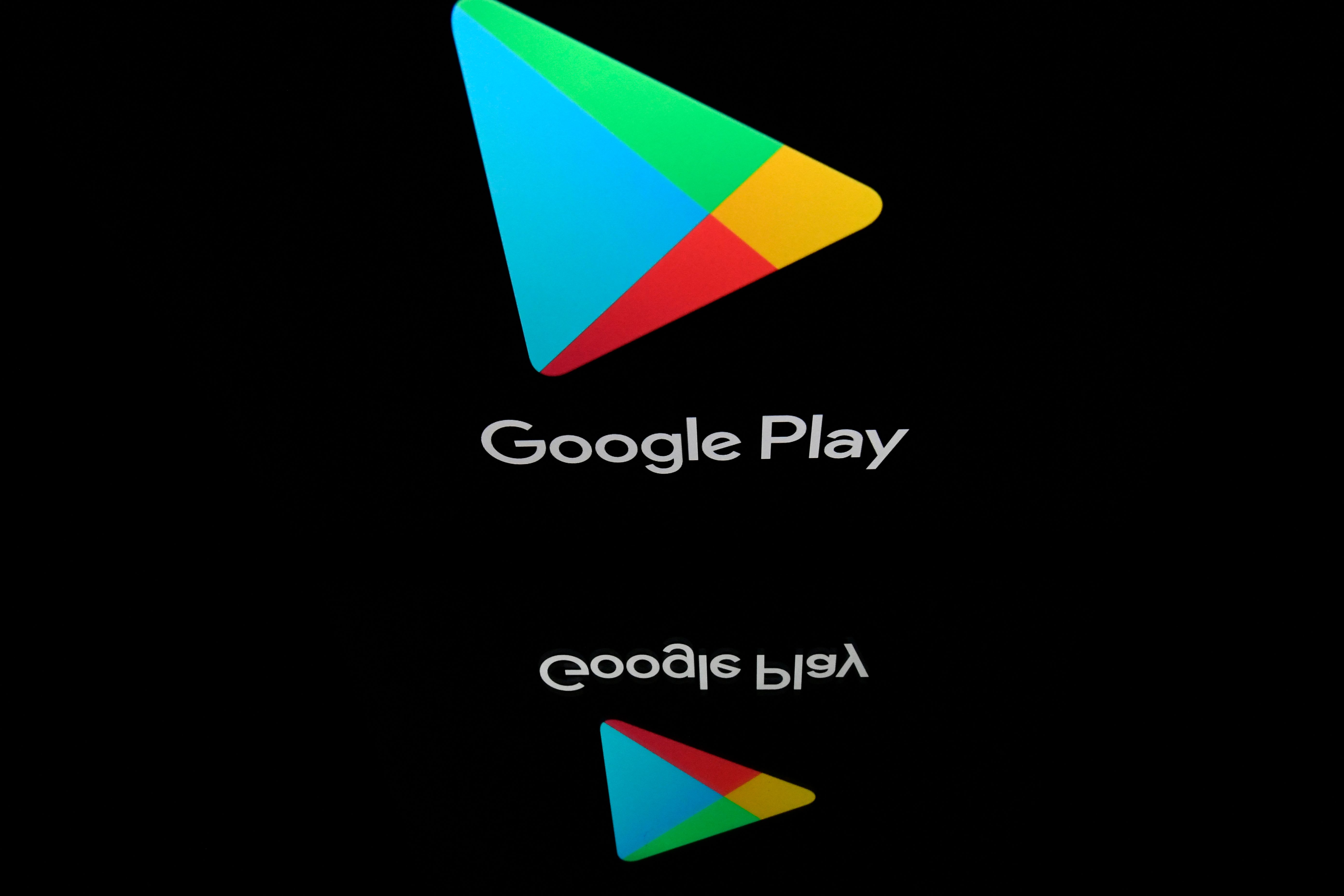 Logo Google Play terlihat di sebuah layar tablet