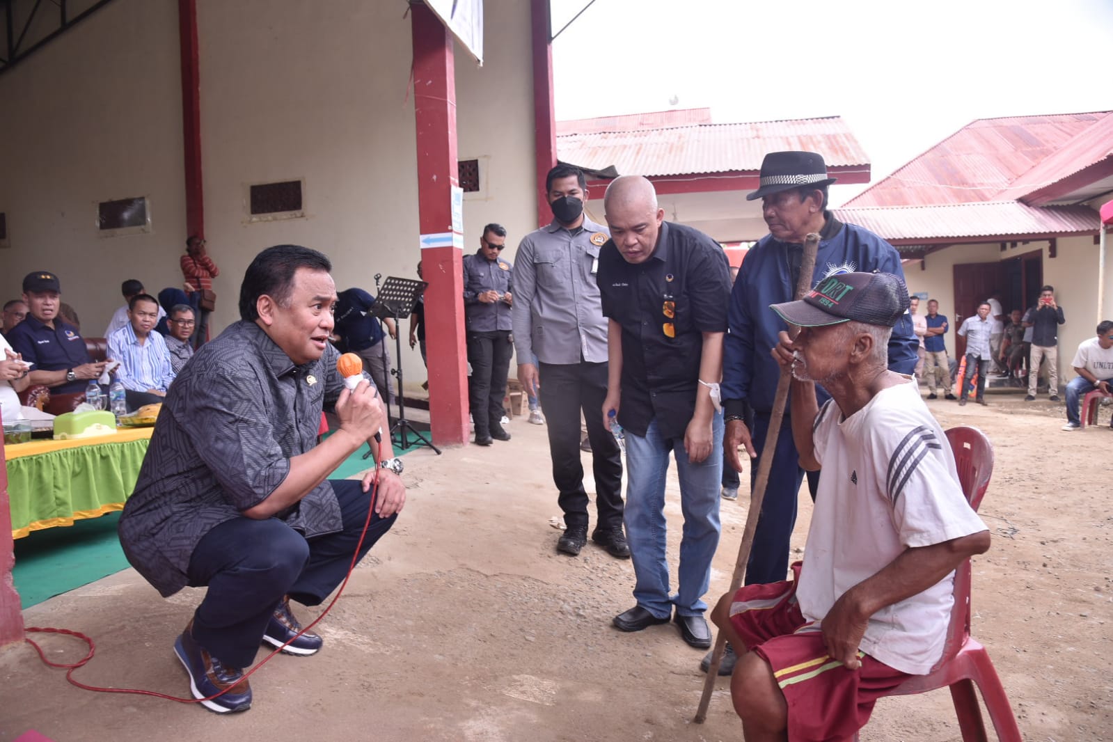 Wakil Ketua DPR RI Rachmat Gobel saat menggelar bakti sosial dengan mengunjungi lokasi bencana di Gorontalo, Minggu (25/12).