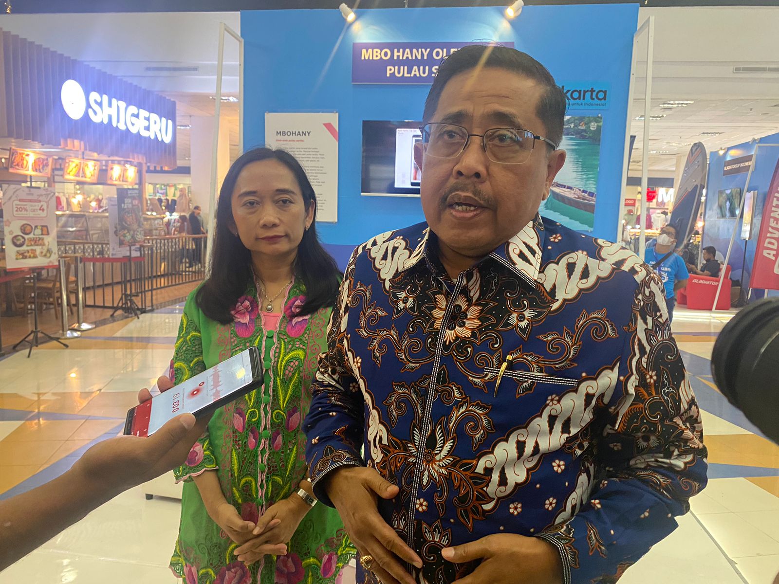 Bupati Kepulauan Seribu Junaedi saat menghadiri 'Kepulauan Seribu Travel Fair' di Depok Town Square, Jumat (2/12).   