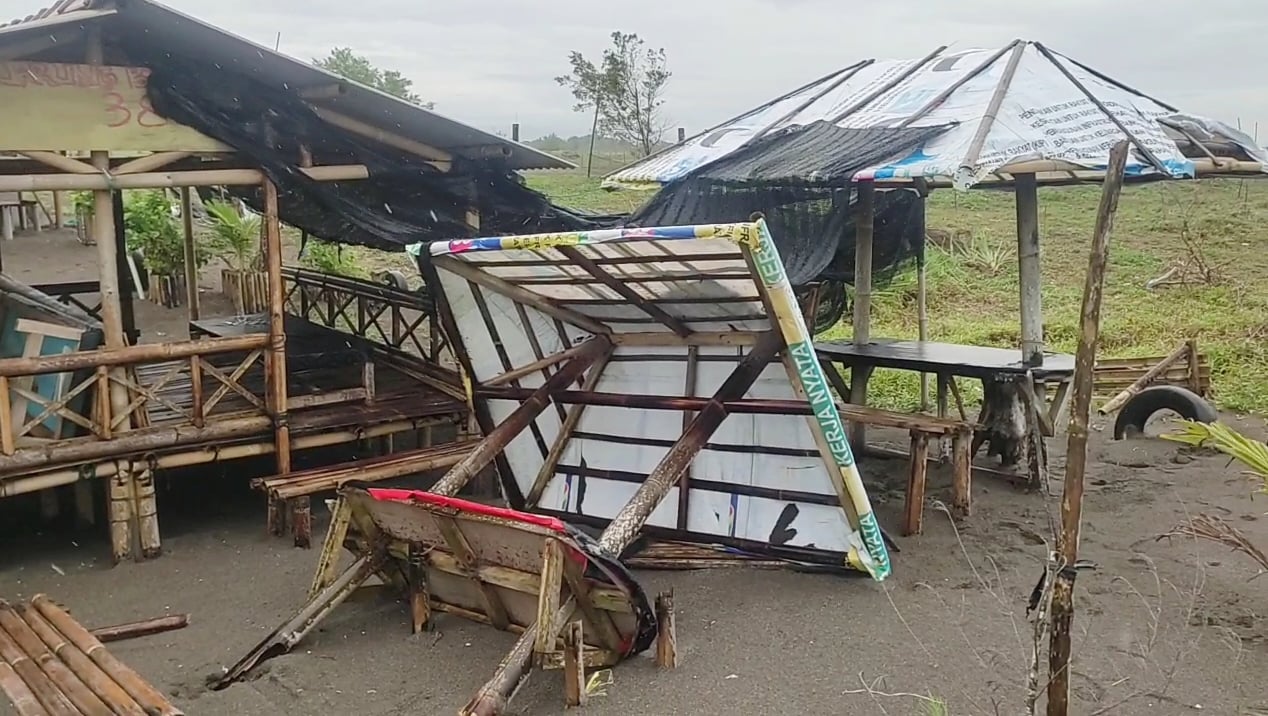 Angin Kencang Hantam Sejumlah Warung di Pantai Setrojenar dan Pantai Happy 