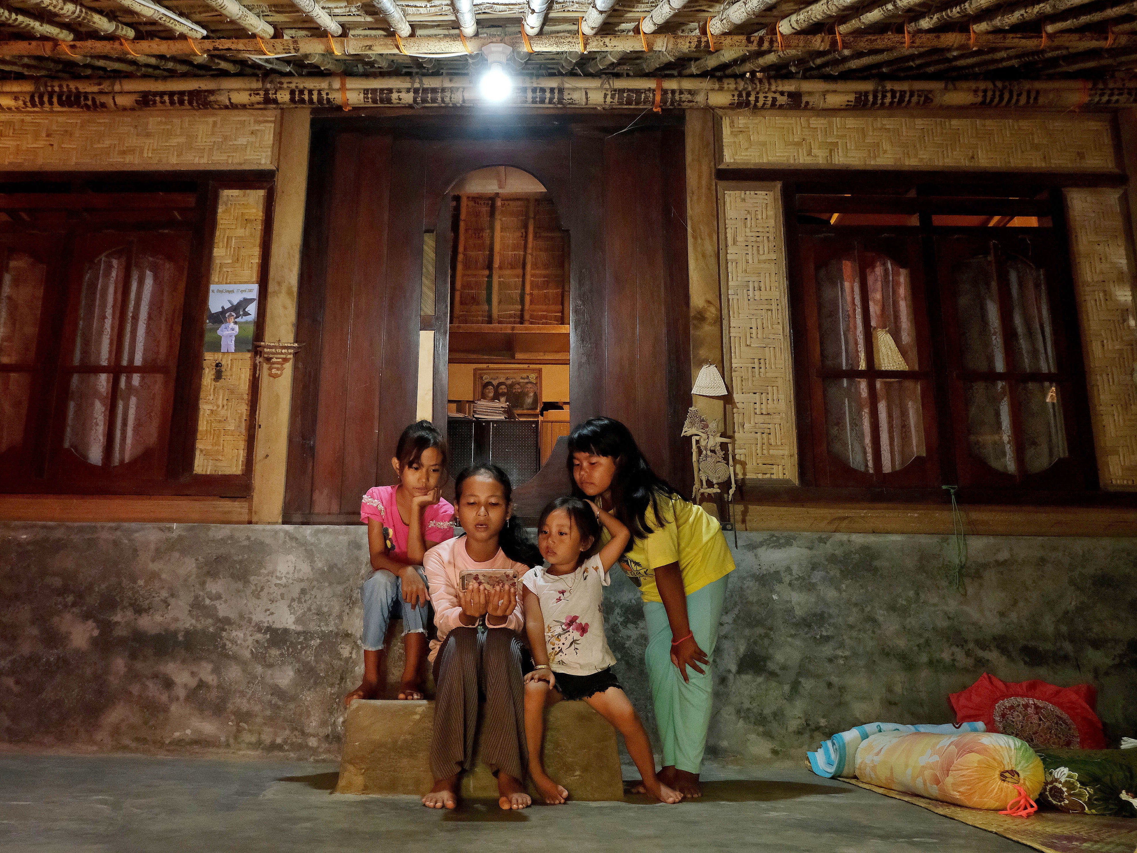 Anak-anak Suku Sasak menggunakan akses internet Badan Aksesibilitas Telekomunikasi dan Informasi (BAKTI) di Desa Sade, Pujut, Lombok Tengah.