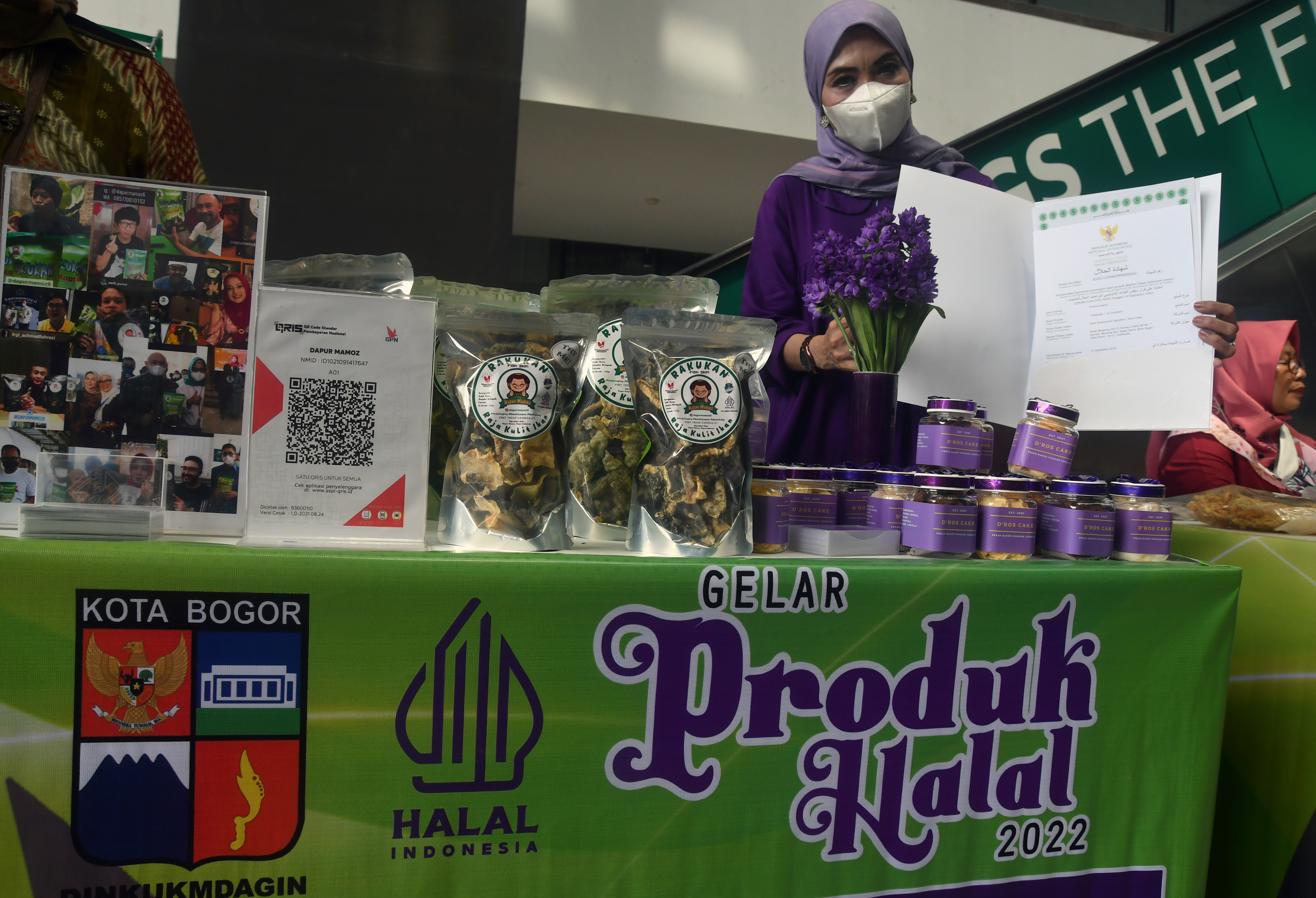 Pelaku Industri Kecil Menengah (IKM) menunjukkan sertifikat halal LPPOM MUI 