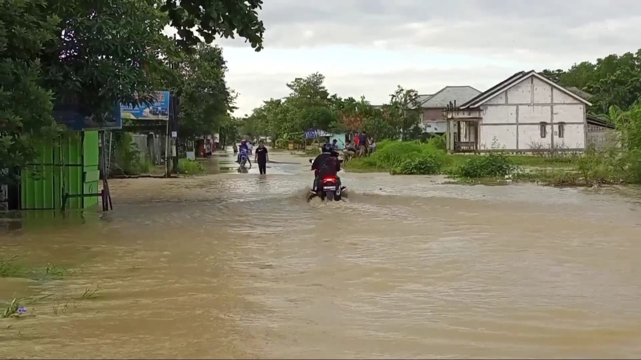 Kondisi jalan Alternatif Pati - Grobogan turut Desa Gempolsari, Kecamatan Gabus erendam banjir, Kamis (1/12/2022).