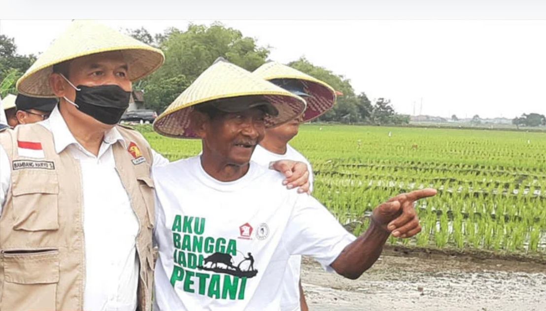 Pengamat kebijakan publik Bambang Haryo Soekartono saat mendatangi langsung para petani.
