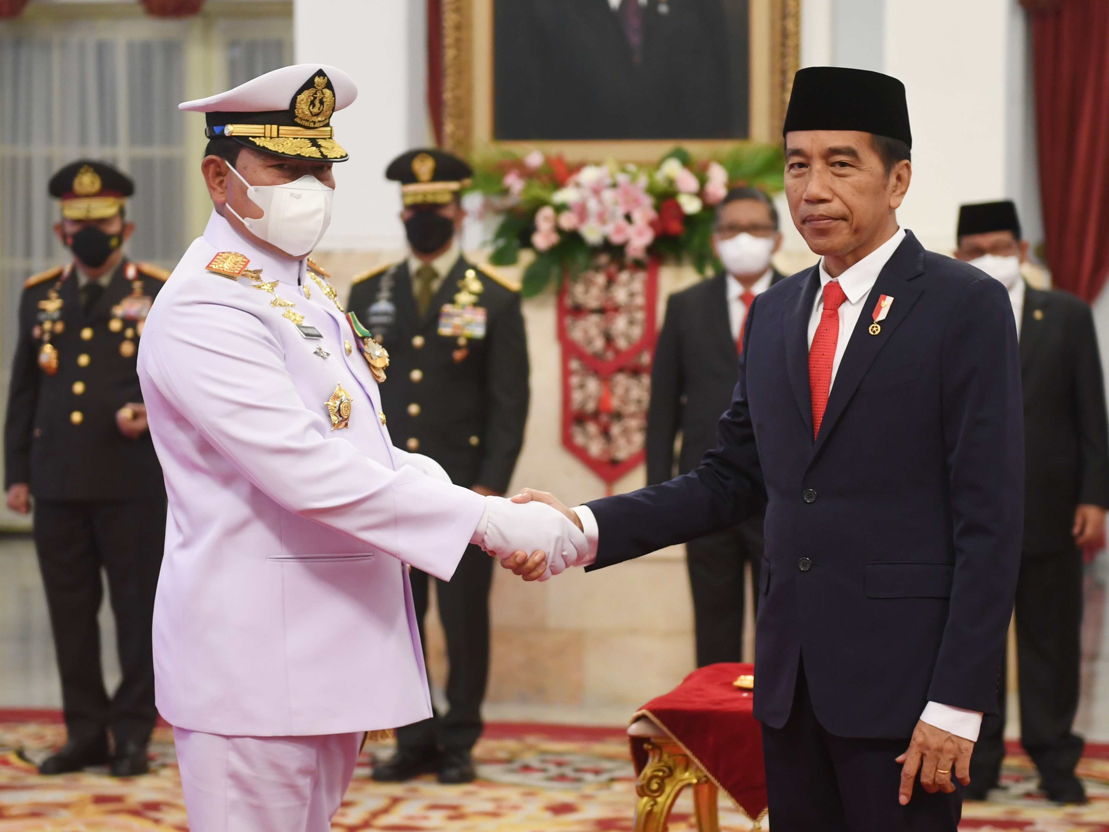 Presiden Joko Widodo berjabat tangan dengan Panglima TNI Yudo Margono saat acara pelantikan di Istana Negara, Jakarta, Senin (19/12).