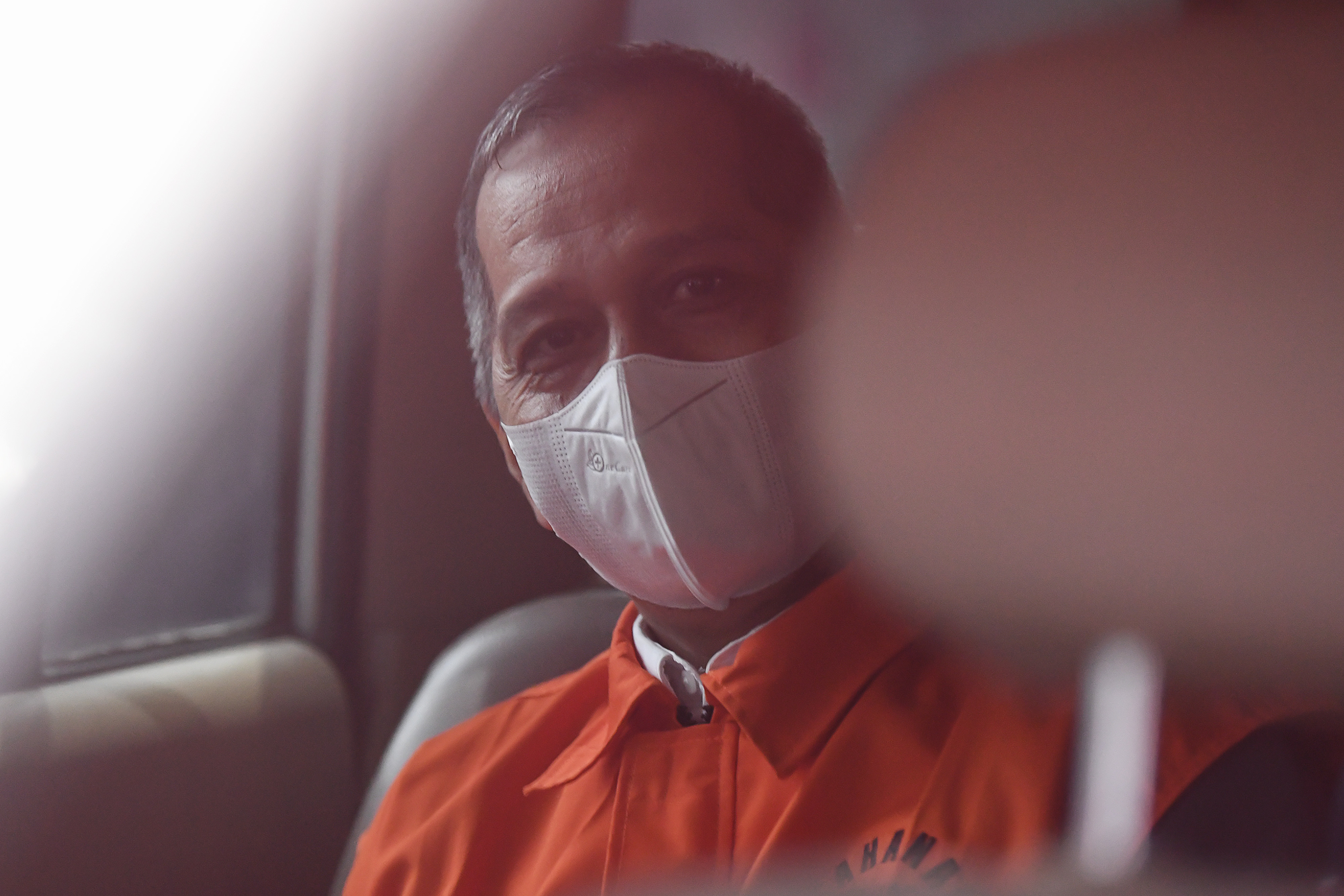 Tersangka Rektor nonaktif Universitas Negeri Lampung Karomani usai menjalani pemeriksaan di Gedung KPK, Jakarta, Selasa (29/11).