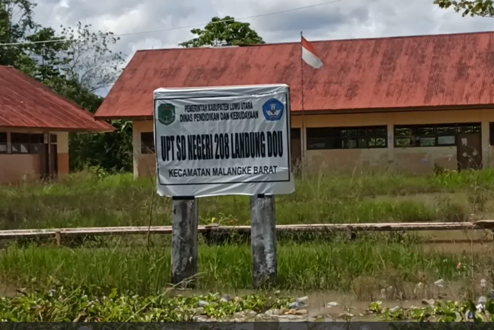 SDN 208  Landung Dou, Desa Wara, Kecamatan Malangke Barat, Luwu Utara, Sulsel, yang terendam banjir.
