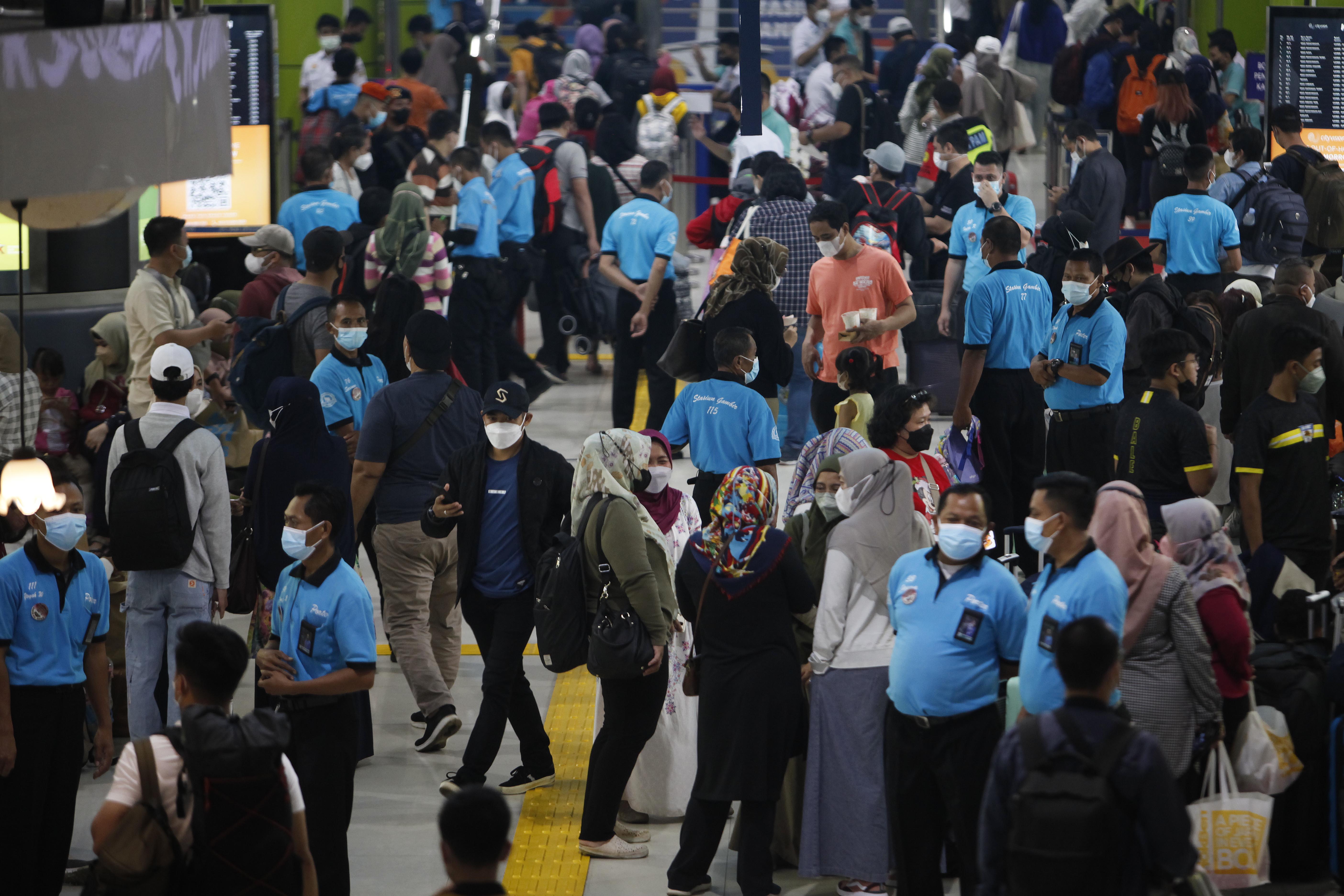 Sejumlah calon penumpang menunggu keberangkatan kereta di Stasiun Kereta Api Gambir, Jakarta, MInggu (25/12)