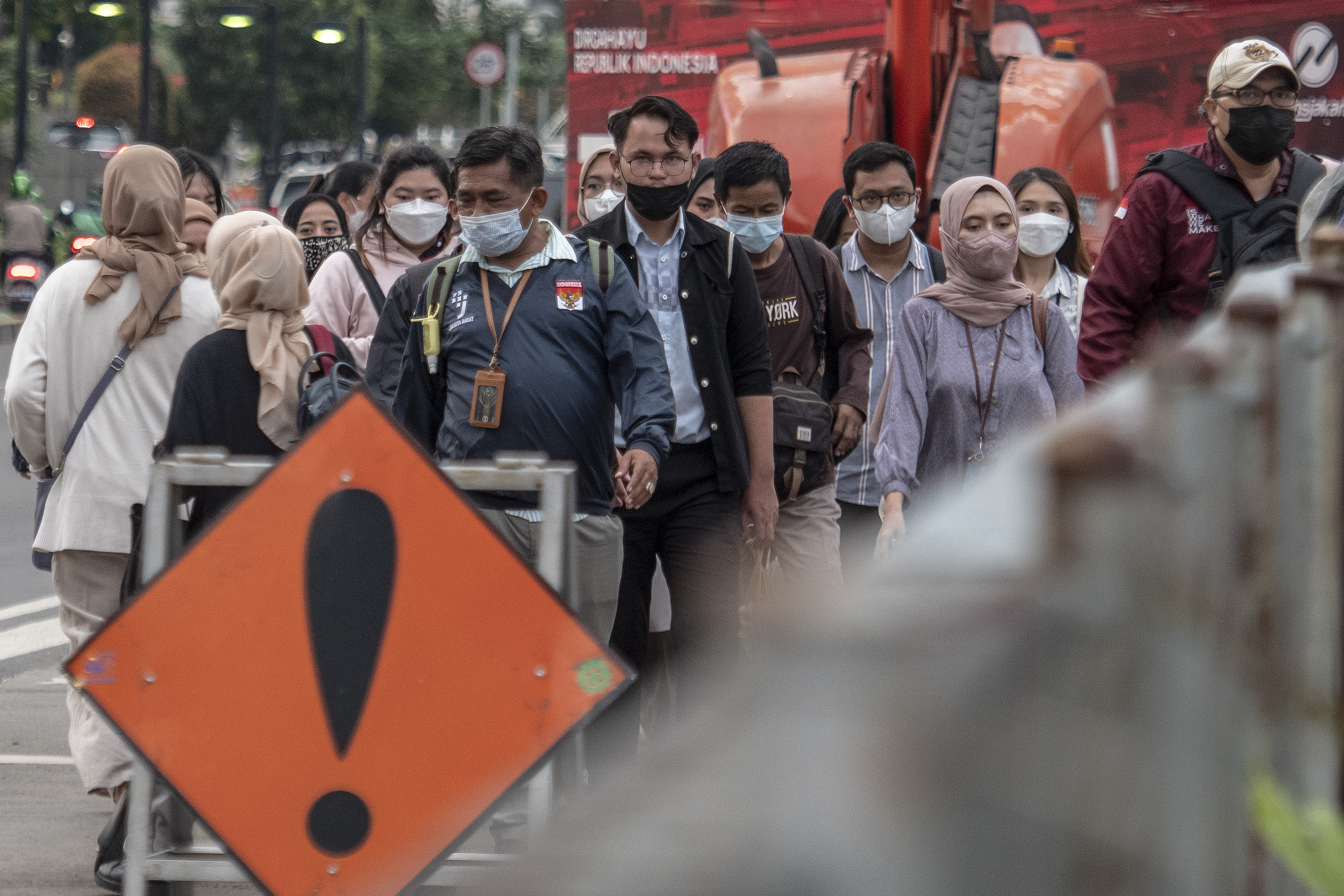 Sejumlah pekerja berjalan sepulang kerja di kawasan Sudirman-Thamrin, Jakarta.