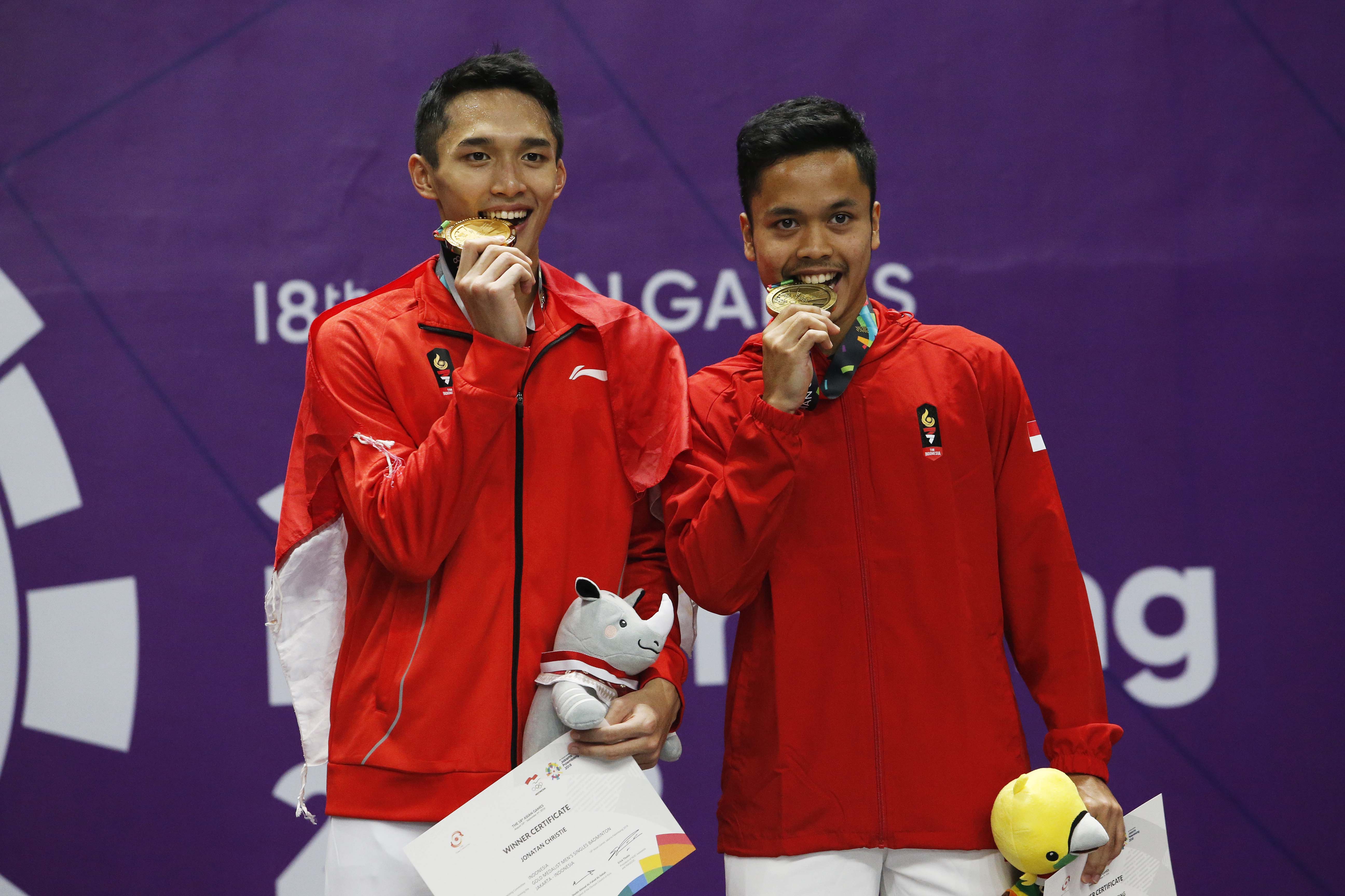 Tunggal putra Indonesia Jonatan Christie (kiri) dan Anthony Sinisuka Ginting kala meraih medali emas dan perunggu Asian Games 2018.