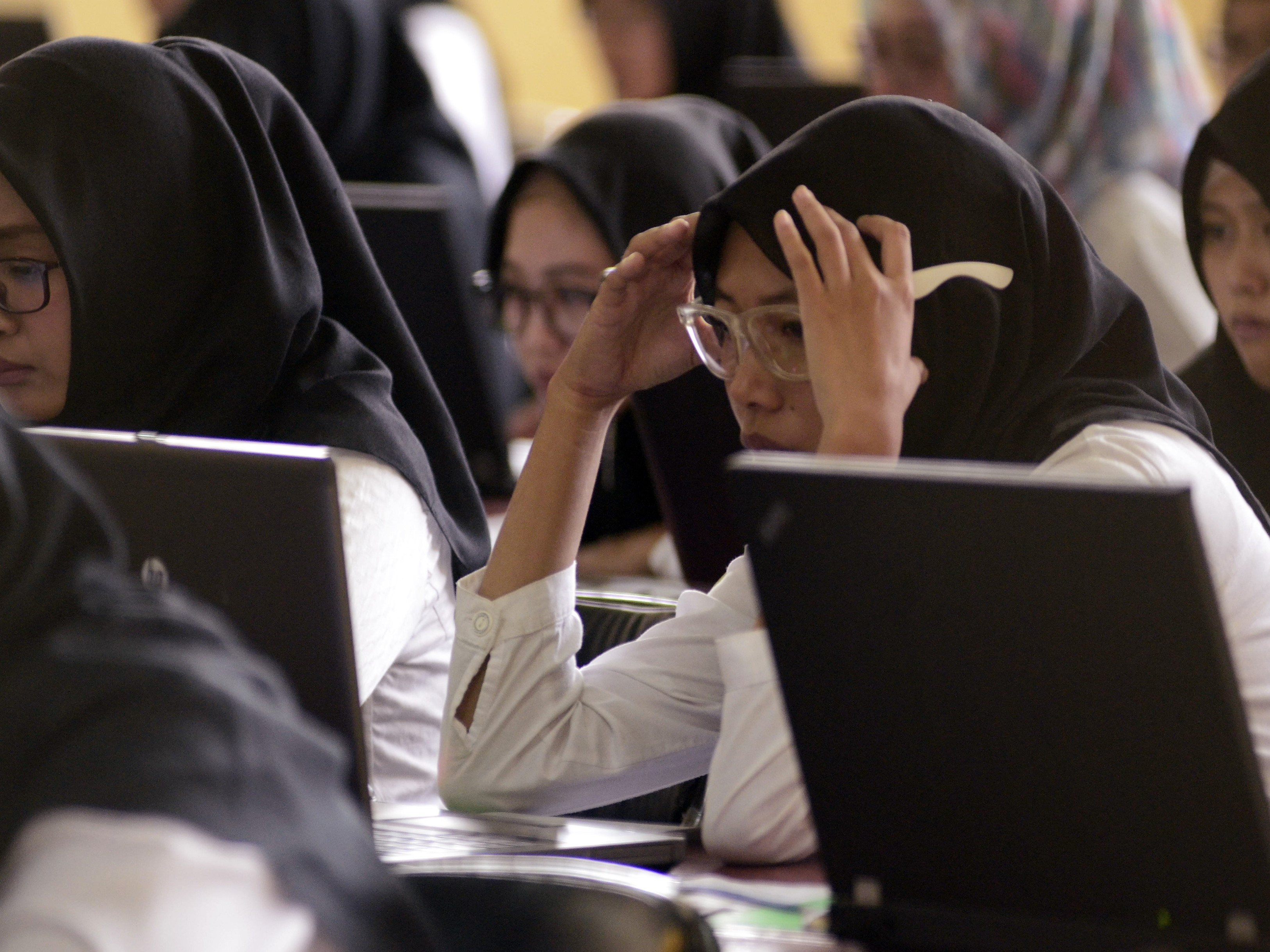 Sejumlah peserta mengikuti ujian seleksi Calon Pegawai Negeri Sipil (CPNS) Kanwil Kementerian Agama Provinsi Lampung, beberapa waktu lalu.