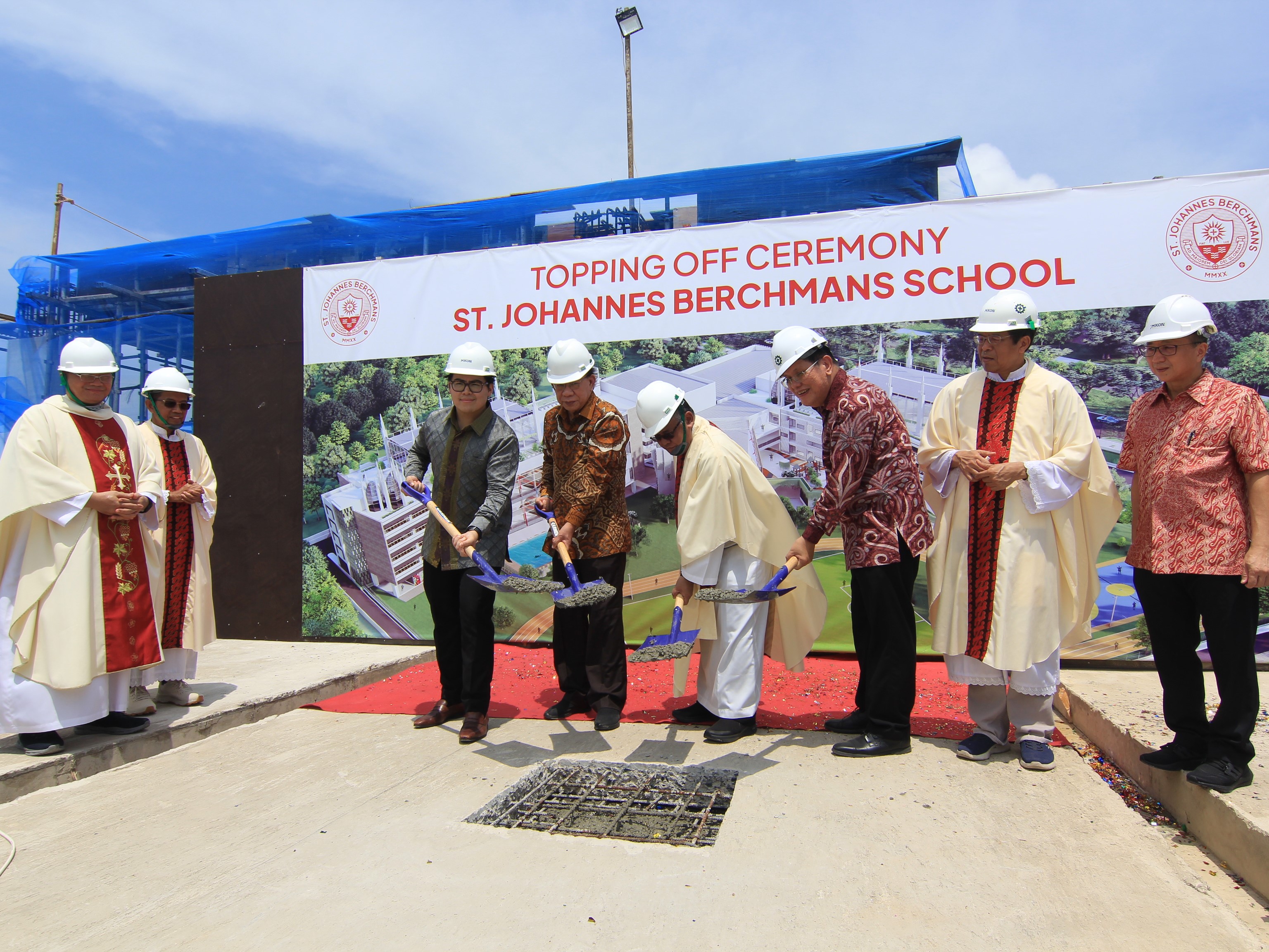 Gedung St. Johannes Berchmans School Masuki Tahap Tutup Atap
