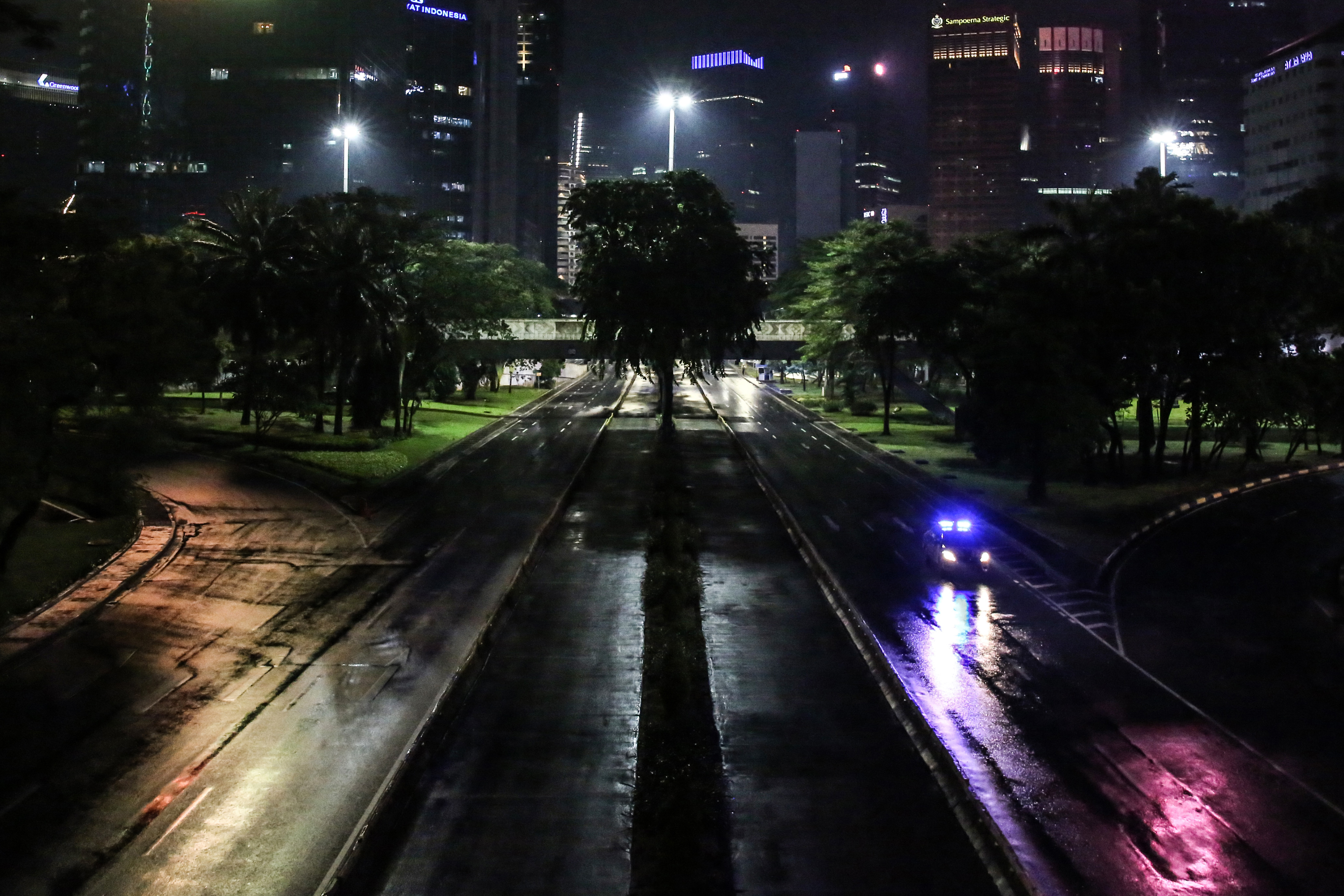 Petugas kepolisian melakukan patroli saat diberlakukannya Car Free Night (malam bebas kendaraan) jelang pergantian tahun