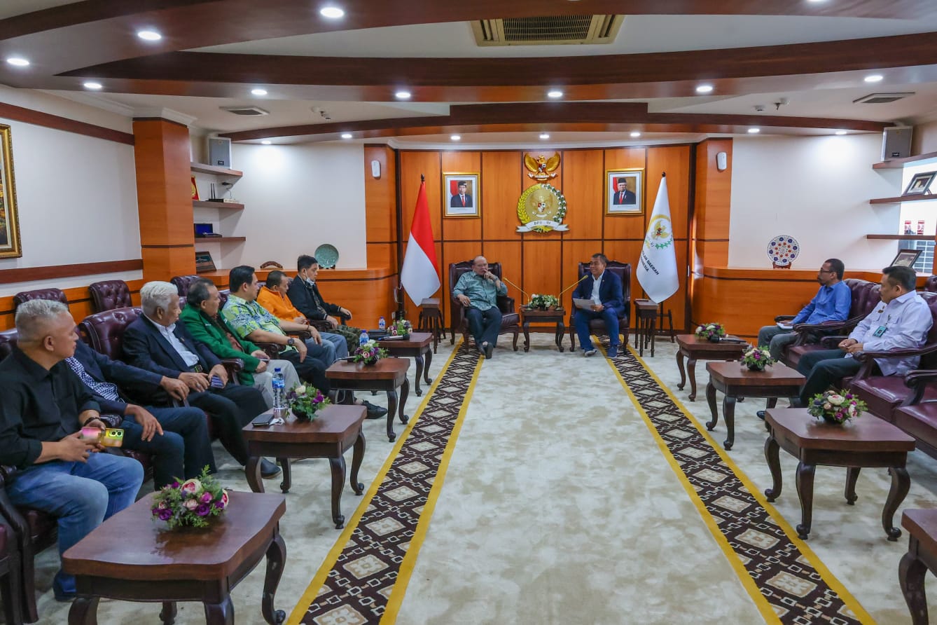 Ketua DPD RI LaNyalla M Mattalitti menerima sejumlah partai politik yang menamakan diri Gerakan Melawan Political Genocide, Senin (5/12).