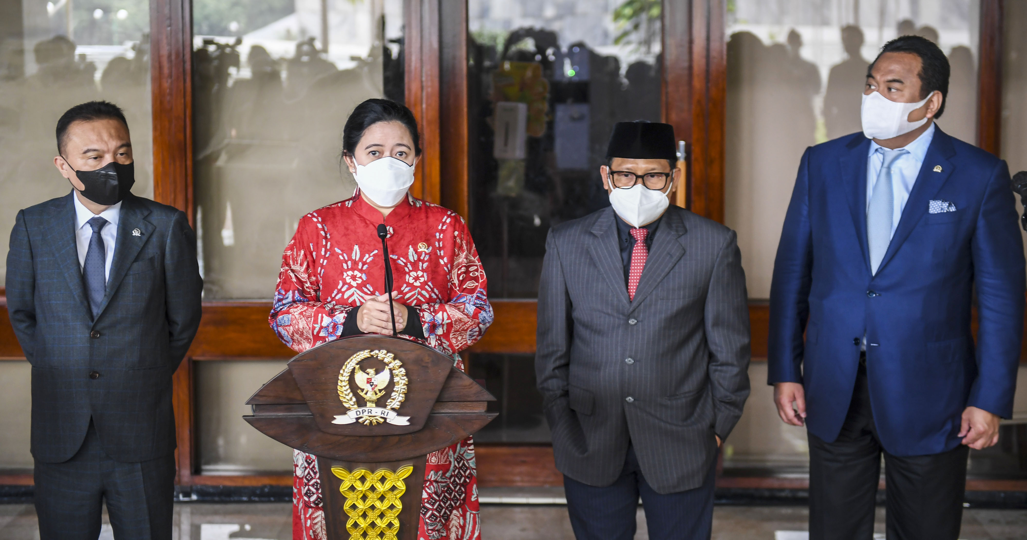 Ketua DPR Puan Maharani mengatakan bahwa DPR dan pemerintah sudah berkomitmen untuk menggelar Pemilu 2024 pada 14 Februari 2024 sehingga me