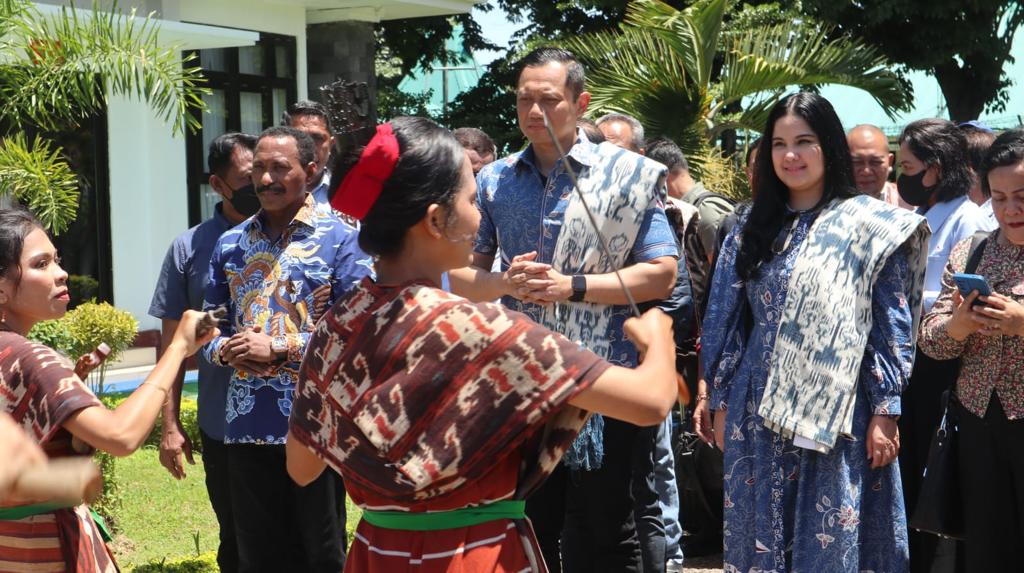 Masyarakat menyambut Ketua Umum Partai Demokrat Agus Harimurti Yudhoyono (AHY) di Bandara El Tari Kota Kupang, NTT