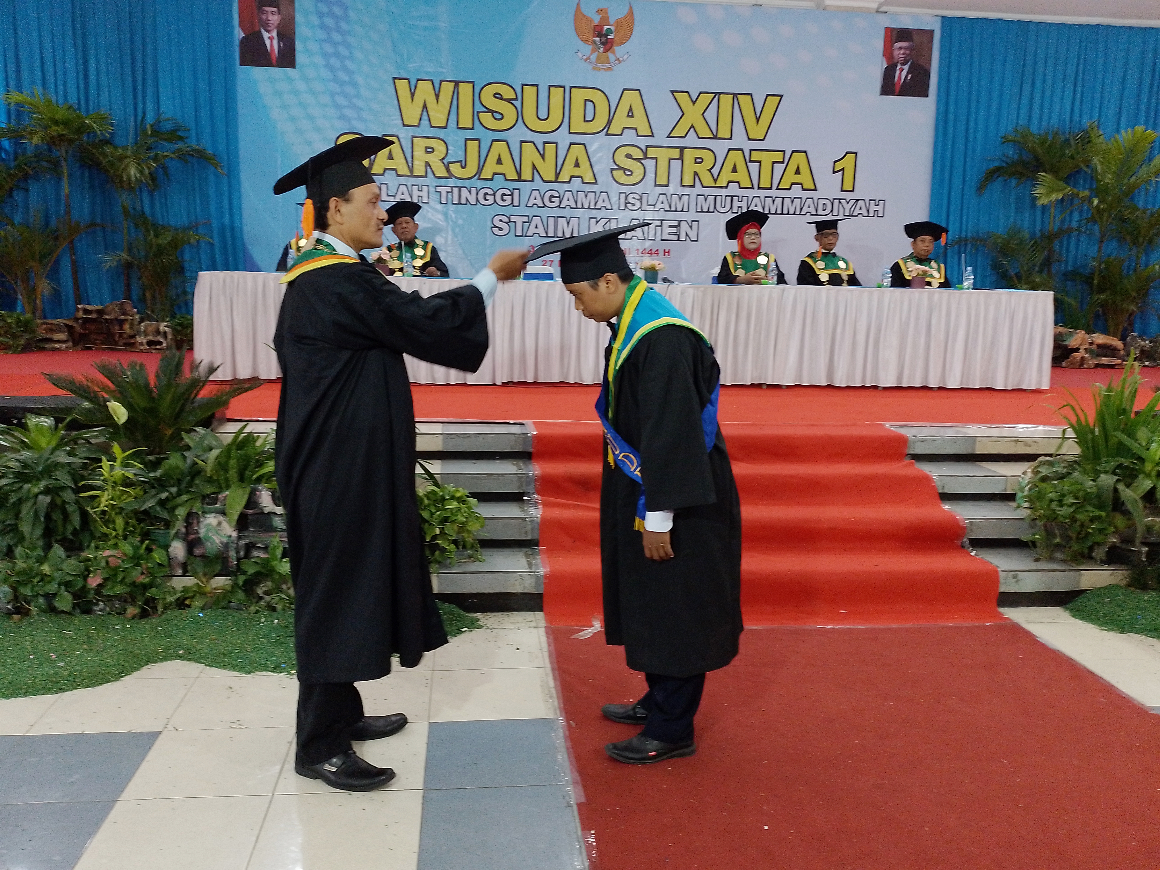 Ketua Sekolah Tinggi Agama  Islam Muhammadiyah Klaten, Muriyanto mewisuda para lulusan kampus itu. 