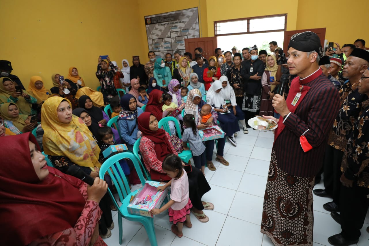 Gubernur Jateng Ganjar di Posyandu Desa Gondowulan, Kepil, Kabupaten Wonosobo, Jateng, Kamis (29/12/2022)