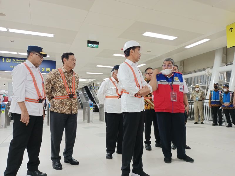 Presiden Joko Widodo meresmikan pengembangan Stasiun Manggarai.