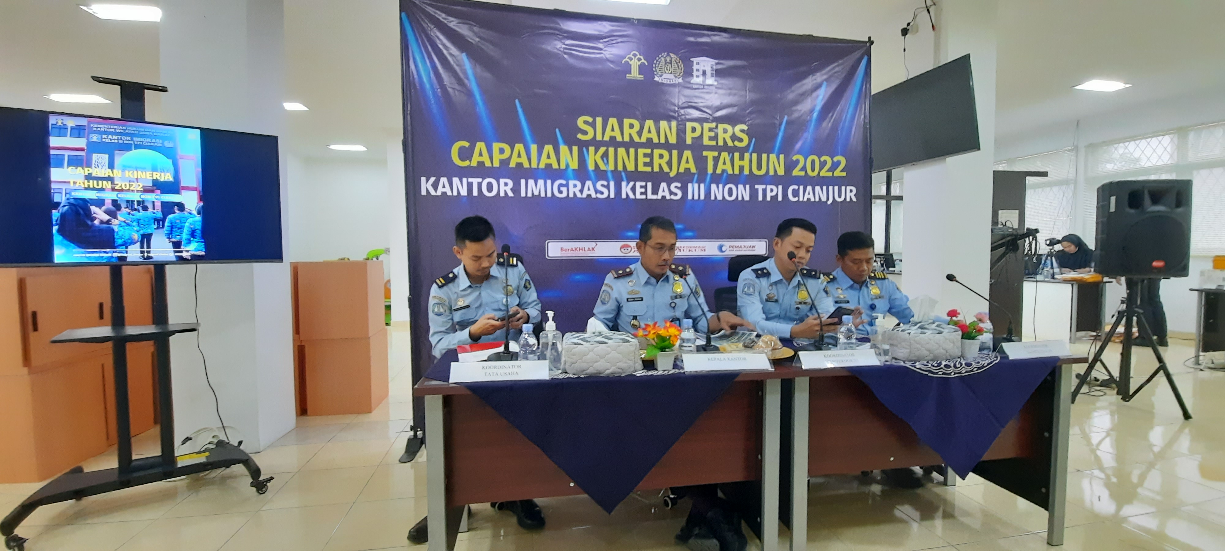  Kantor Imigrasi Kelas III Non-TPI Kabupaten Cianjur, Jawa Barat, membeberkan capaian kinerja selama 2022, Rabu (28/12) petang. 