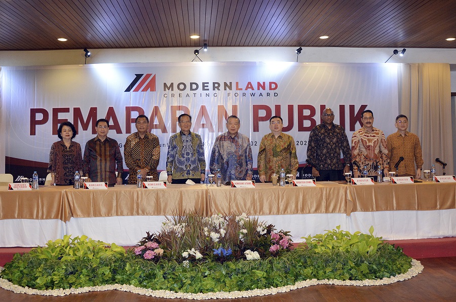 Jajaran direksi, komisaris dan manajemen PT Modernland Realty Tbk seusai public expose di Kota Tangerang, Jumat (2/12)