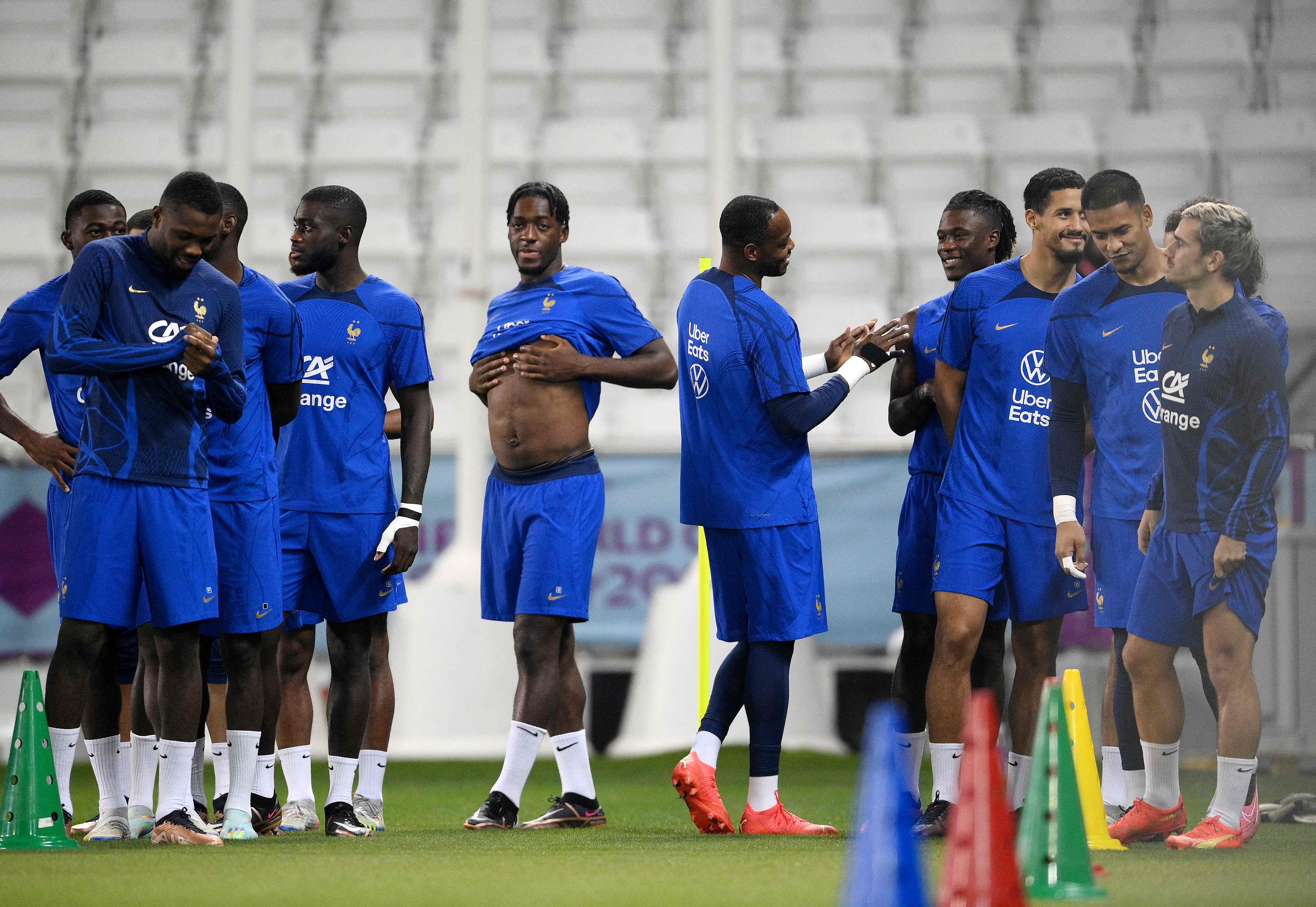 Pemain Timnas Prancis berlatih di pusat latihan Al Sadd SC di Doha pada 16 Desember 2022.