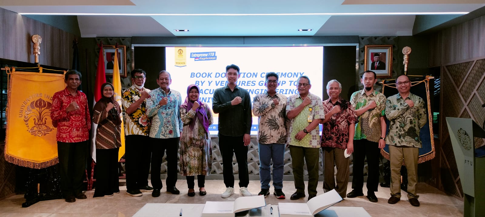Acara penyerahan 100 buku dari  Content Binded, Singapura, kepada Universitas Indonesia di Kampus UI, Jakarta.  