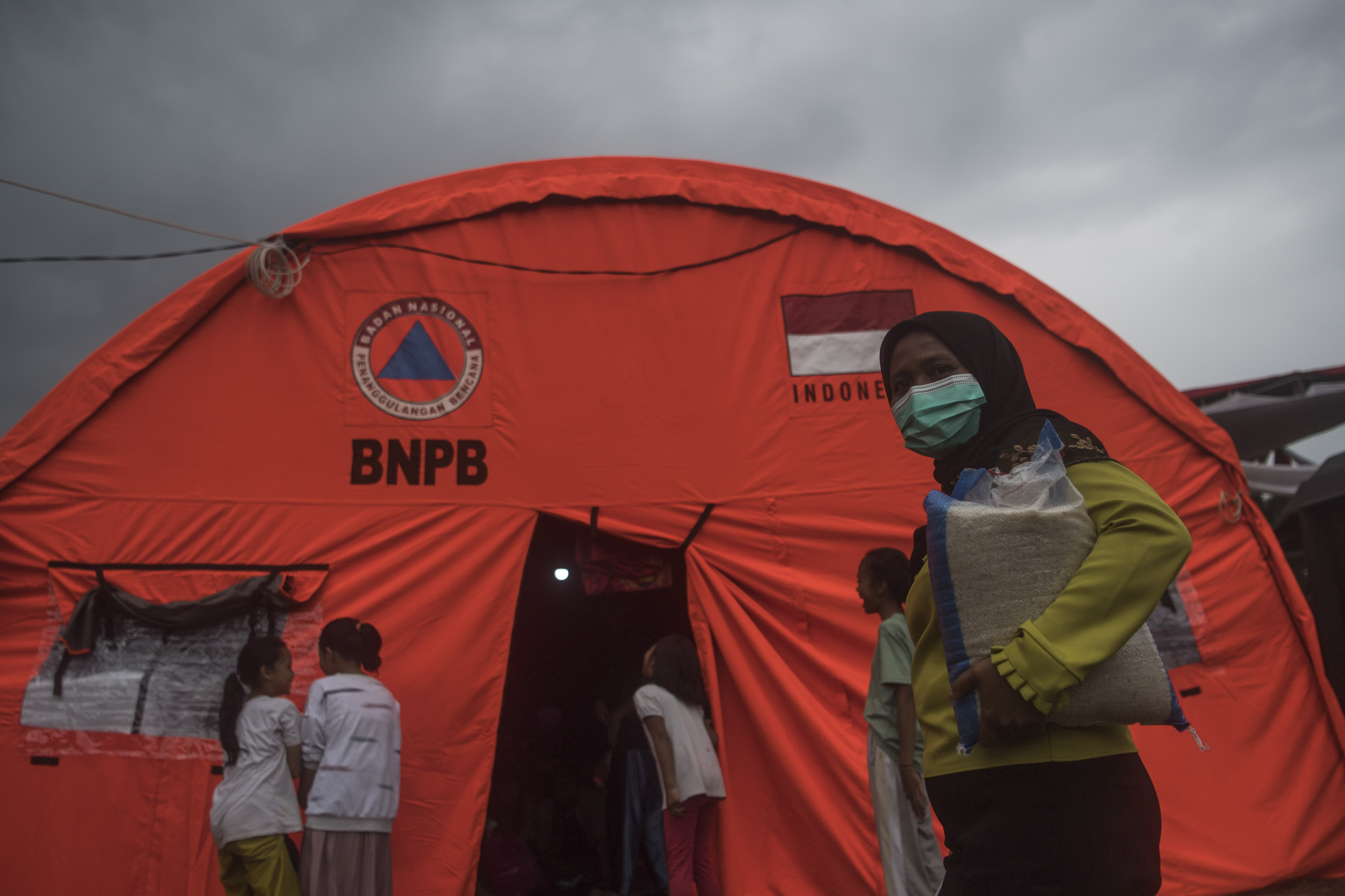 Ilustrasi pengungsi gempa bumi