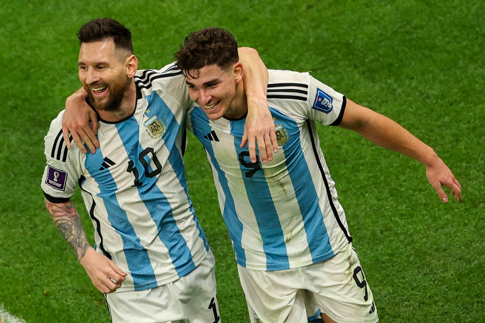 Duet lini depan Argentina Lionel Messi (kiri) dan Julian Alvarez