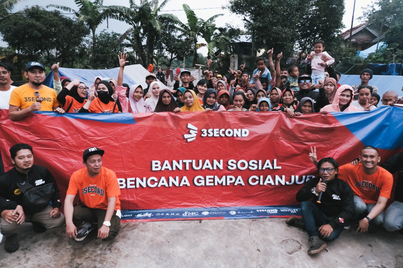 Melalui program CSR, perusahaan 3Second mengirim tim dan bantuan untuk membantu korban gempa di Cianjur, Jawa Barat.  