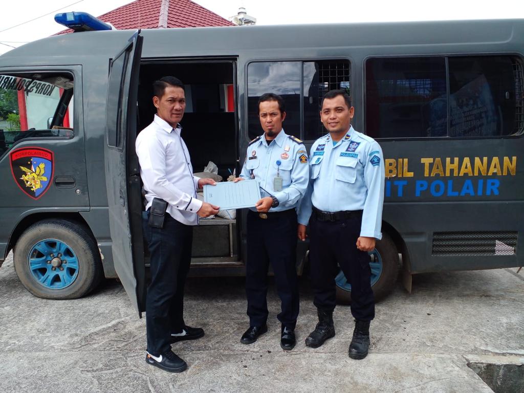 Penyerangan barang bukti 15 karung timah untuk dibawa ke persidangan